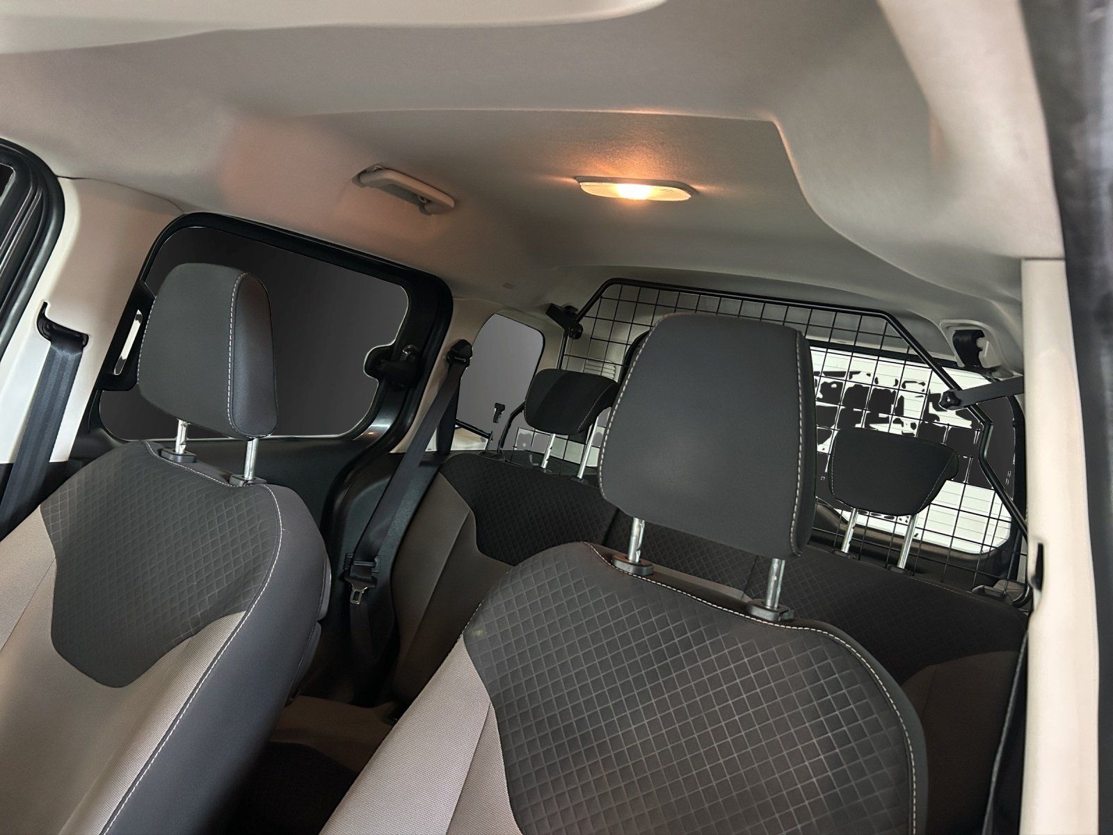 Fahrzeugabbildung Ford Tourneo Courier Titanium