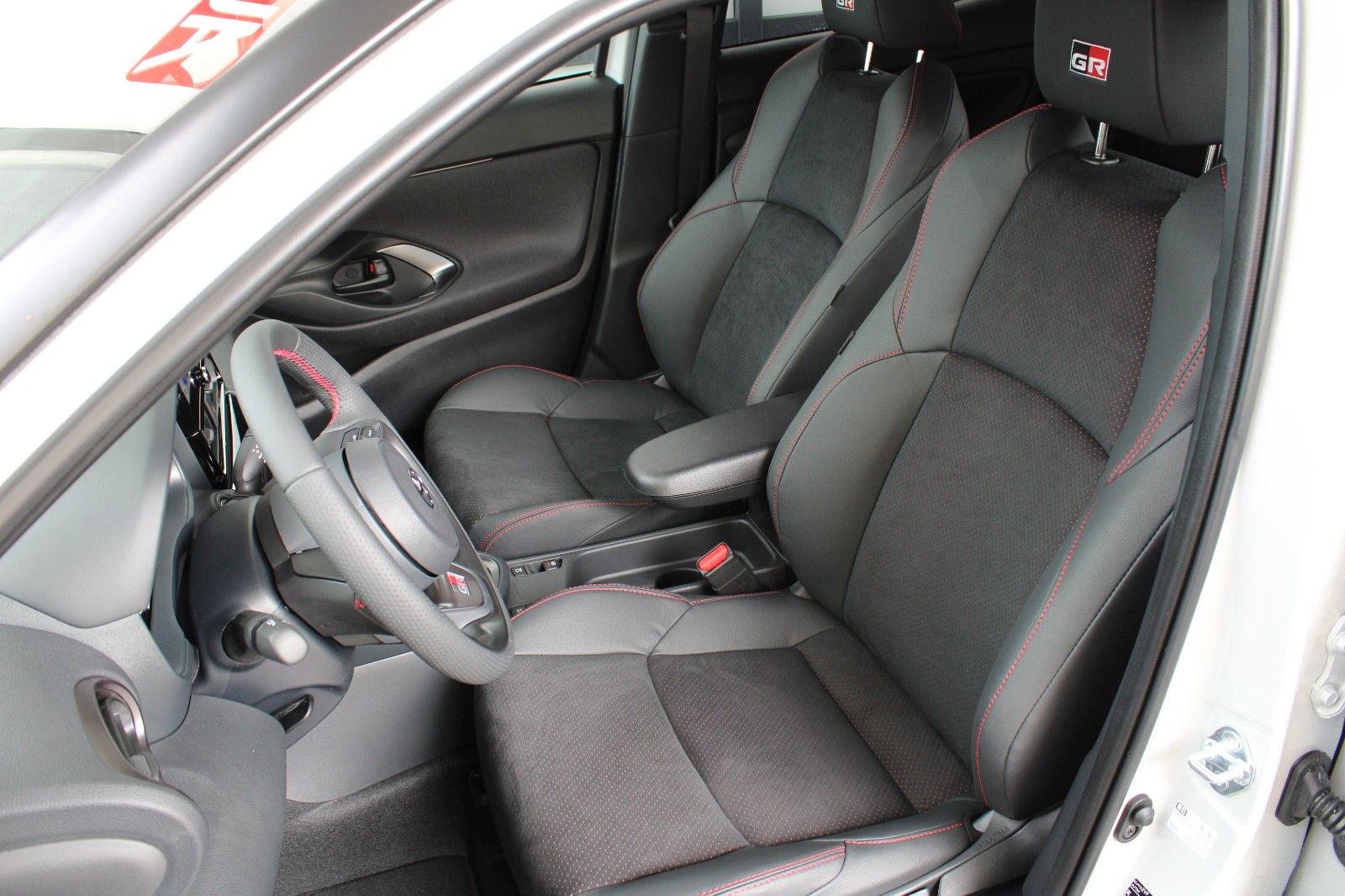 Fahrzeugabbildung Toyota Yaris Cross Hybrid GR Sport + PREMIUM-Paket