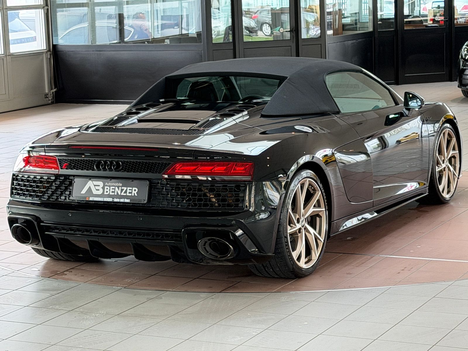 Fahrzeugabbildung Audi R8 Spyder 5.2 FSI RWD performance/BANG&OLUFSEN/