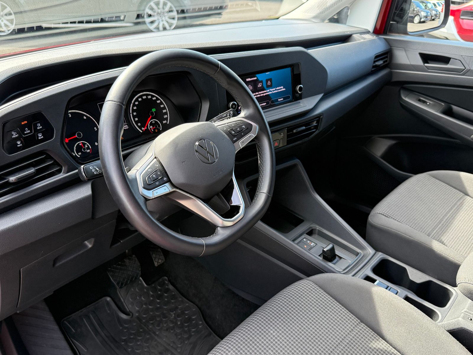 Fahrzeugabbildung Volkswagen Caddy California Maxi DSG ACC AHK LED Kam Sthz