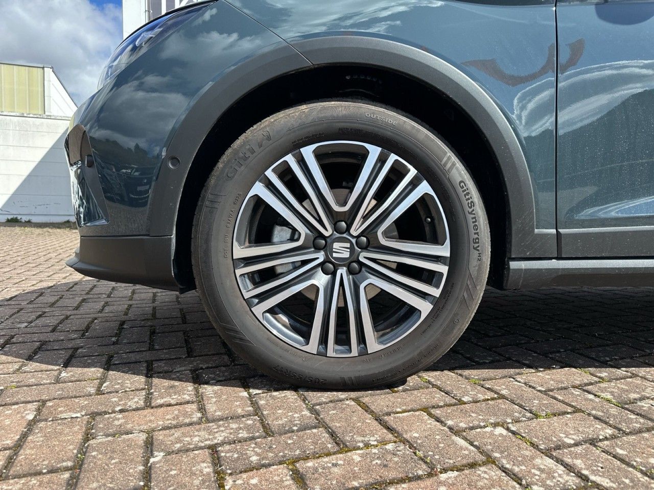 Fahrzeugabbildung SEAT Arona Road Edition 1.0 TSI 116PS 6-Gang - mit KI generiert/bearbeitet