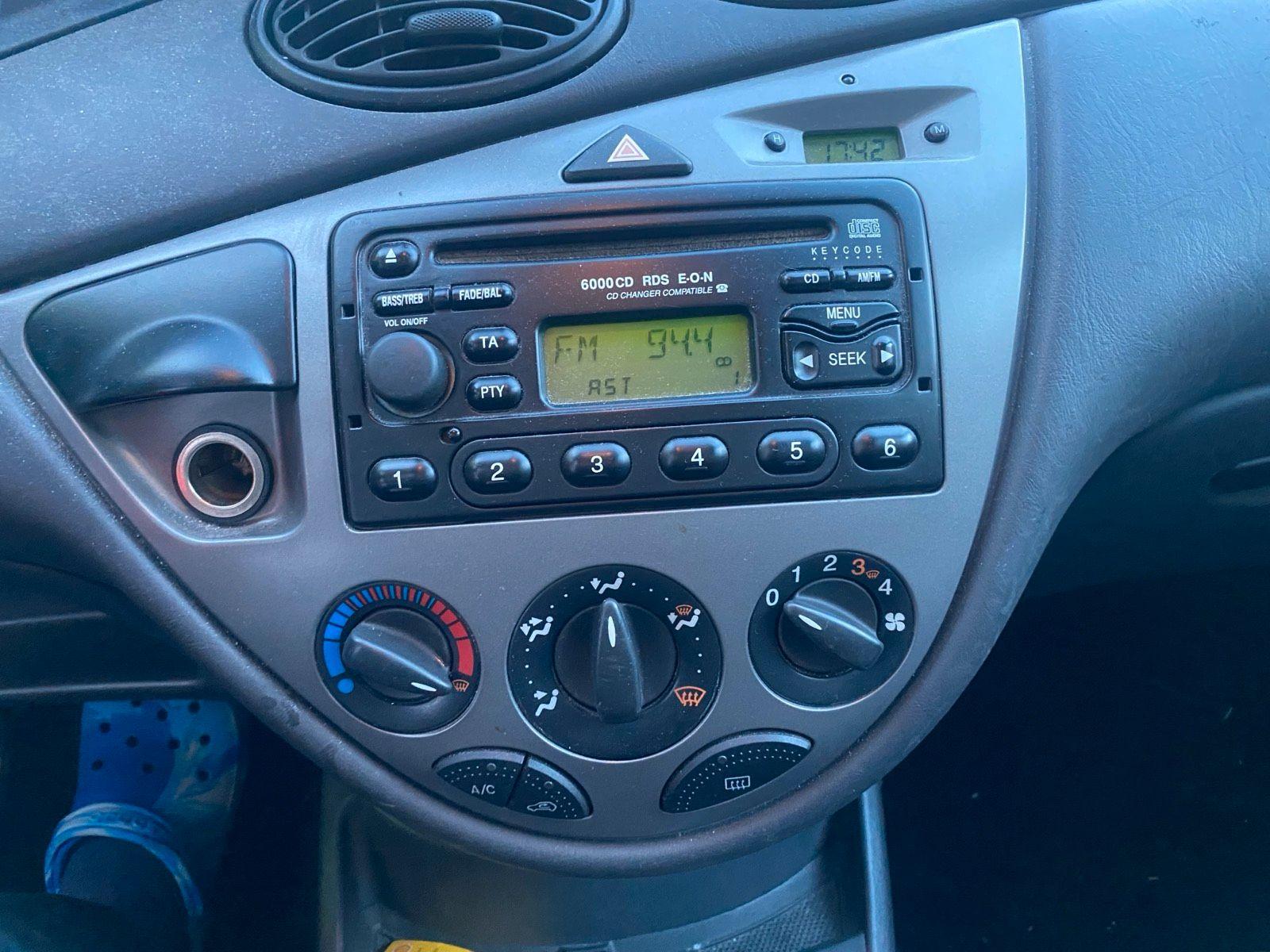 Ford Focus 2004 — photo 9