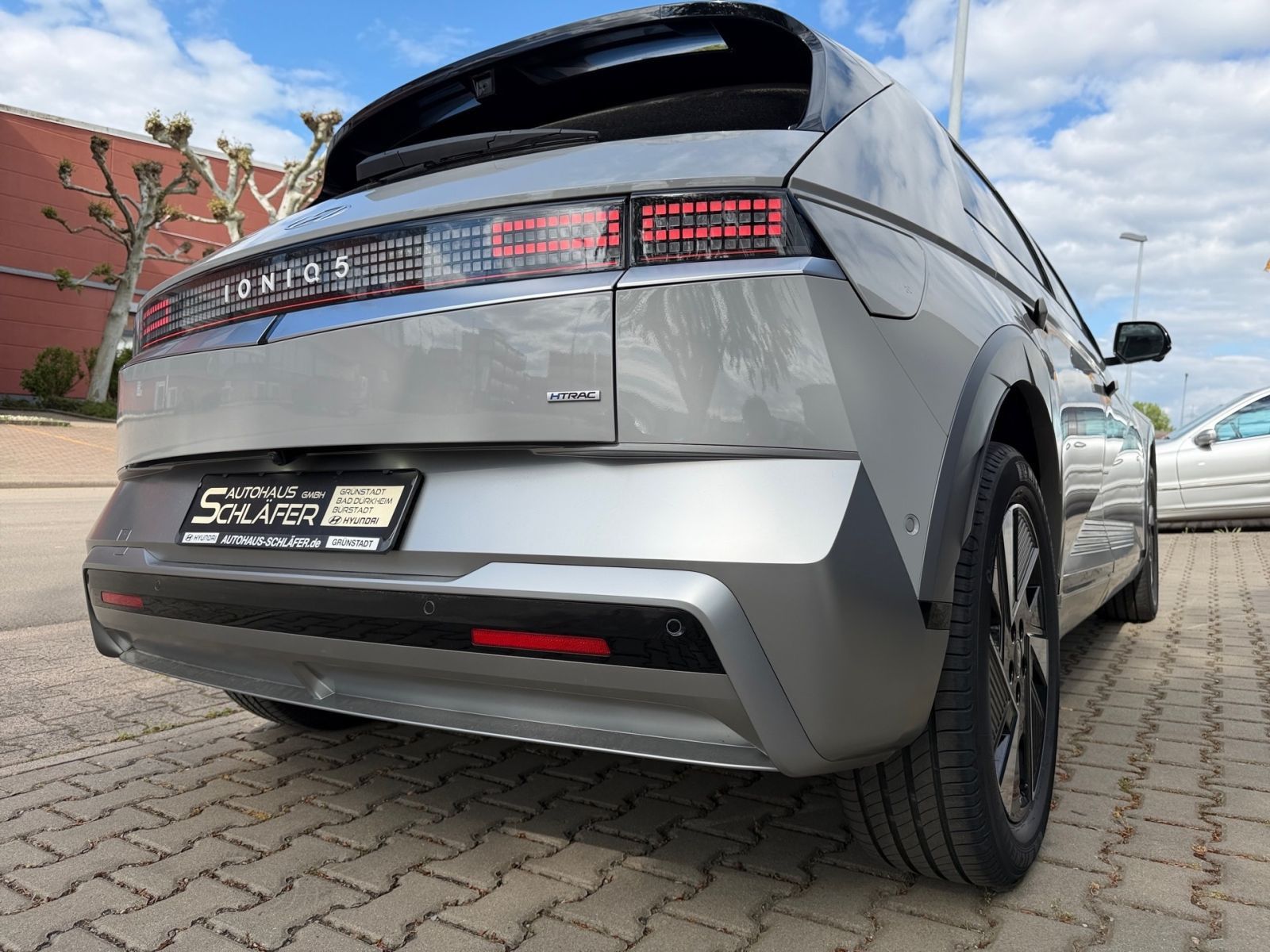 Fahrzeugabbildung Hyundai IONIQ 5 Uniq Elektro 84 kWh 4WD Park-Paket