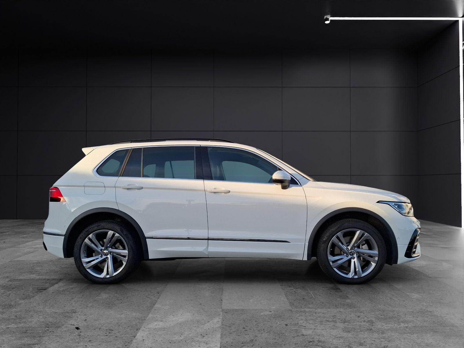 Fahrzeugabbildung Volkswagen Tiguan eHybrid R-Line DSG Matrix AHK Navi Pano A
