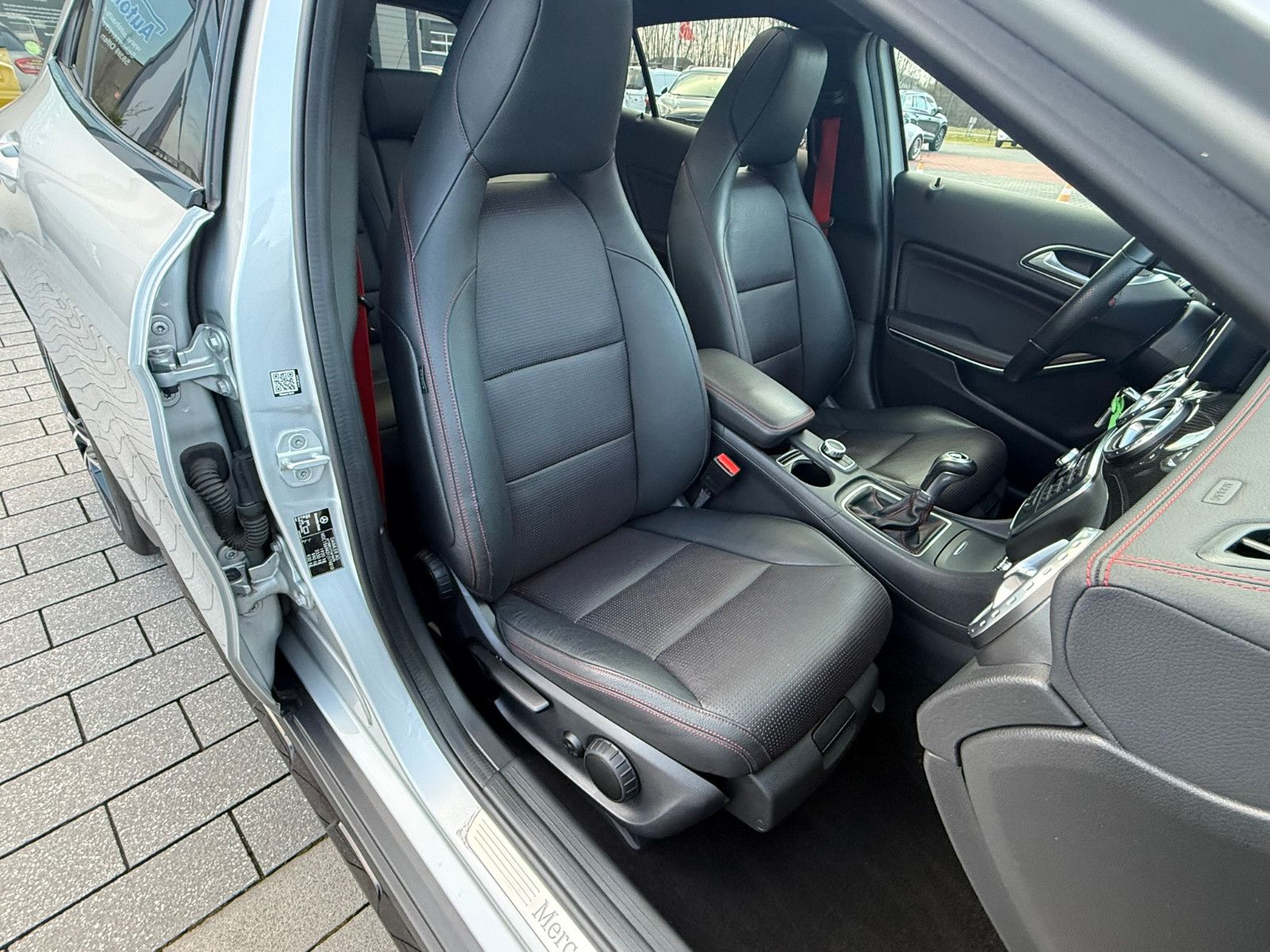 Fahrzeugabbildung Mercedes-Benz GLA 200 AMG Line PANO NAVI LEDER PDC WINTERRÄDER