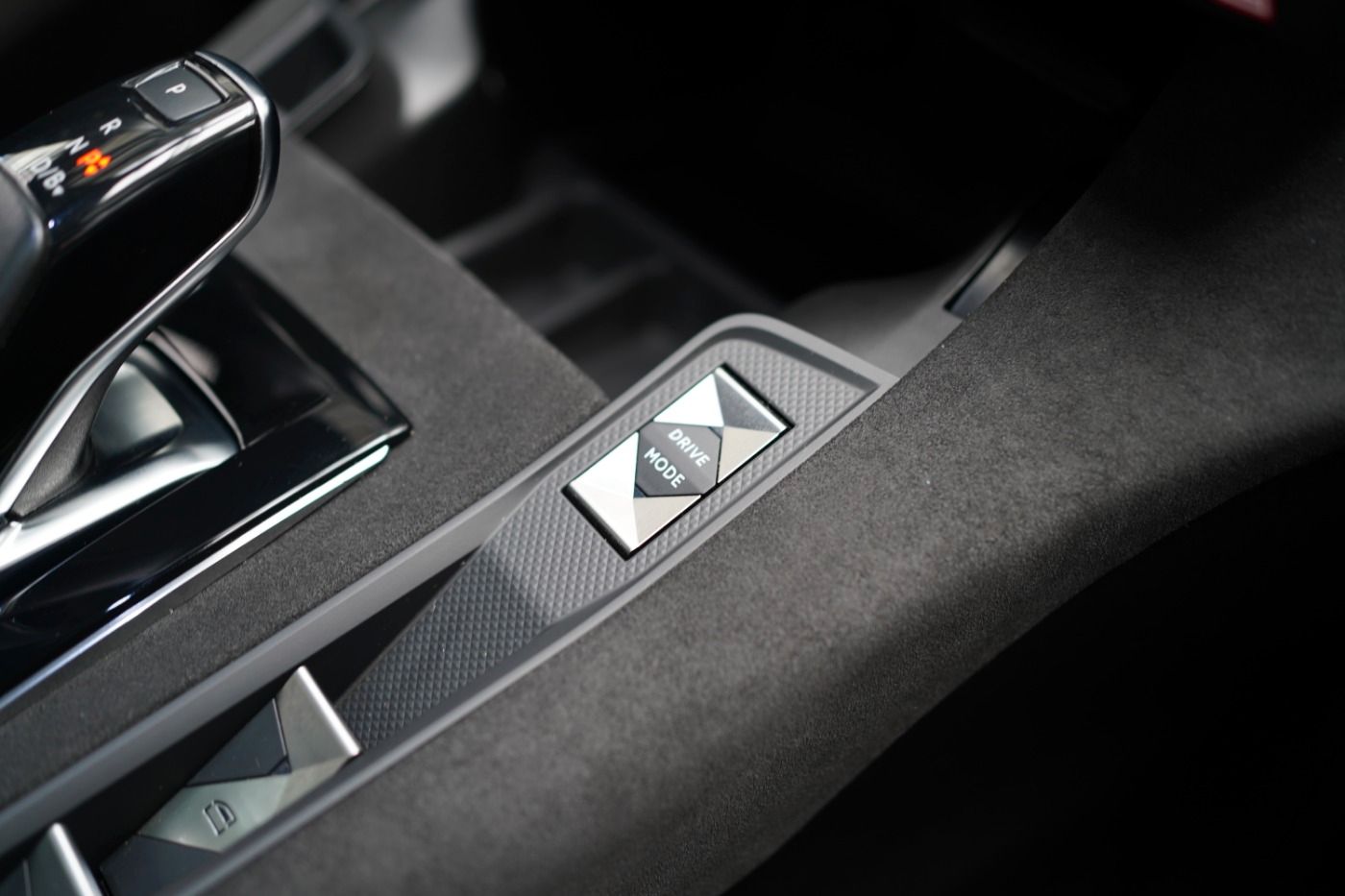 Fahrzeugabbildung DS Automobiles DS7 Crossback E-Tense 4x4 300 Anhängerkupplung