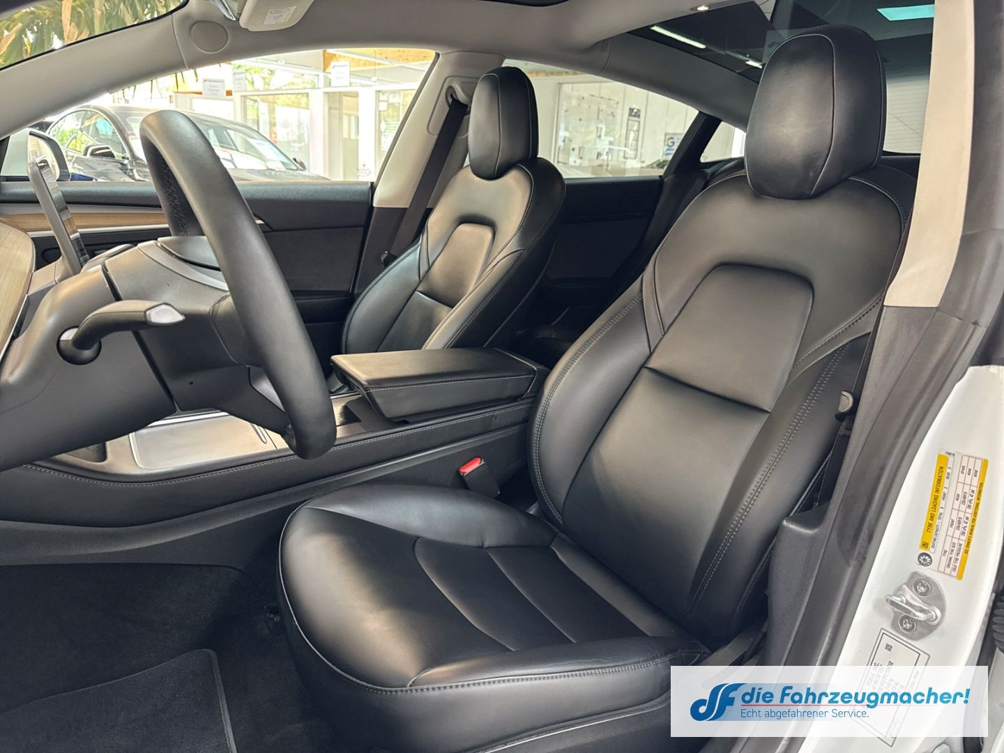 Fahrzeugabbildung Tesla Model 3 Basis RWD Soundsystem ACC El. Heckklappe