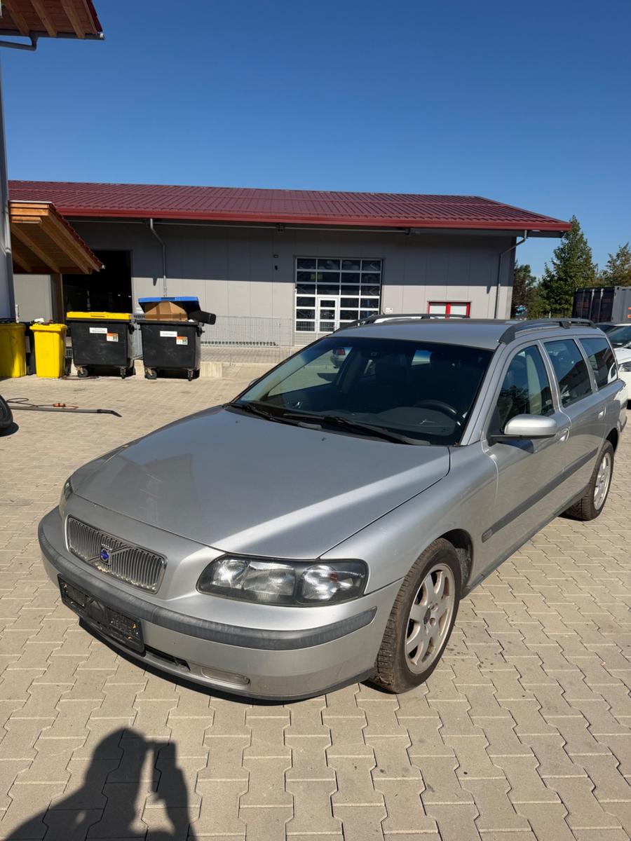 Volvo V70 2004 — rear view