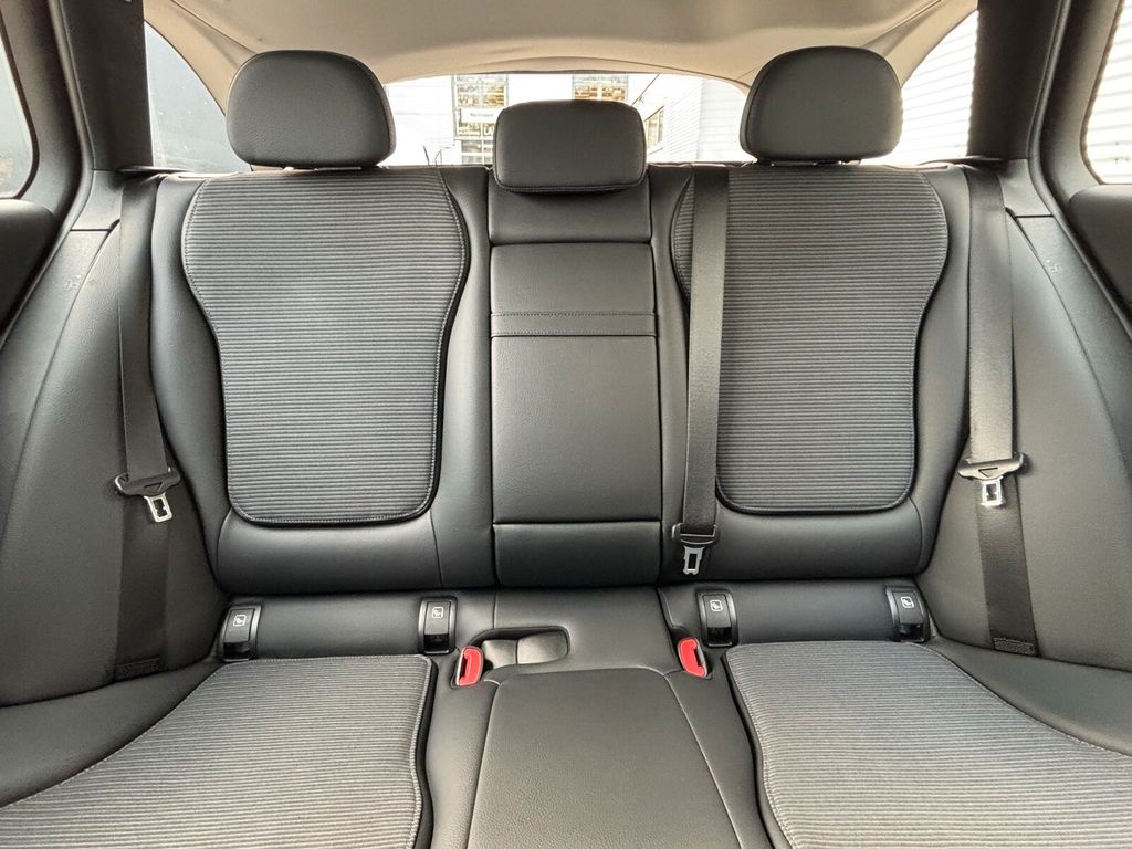 MERCEDES-BENZ C-Class 2025