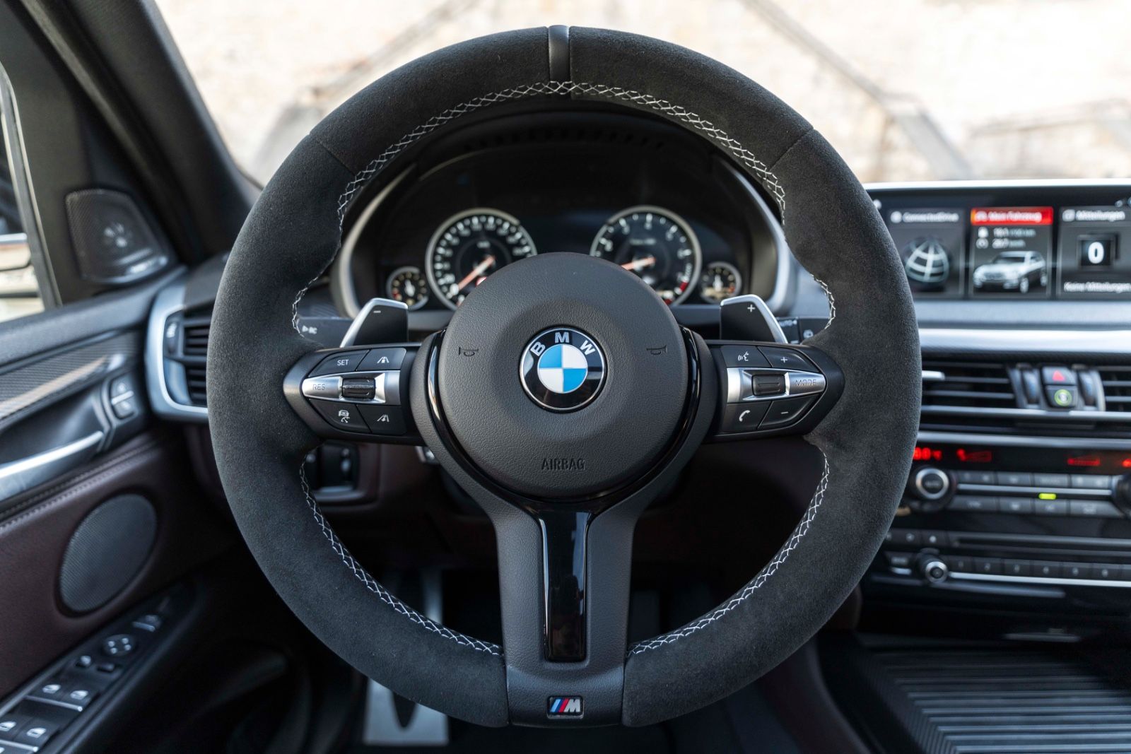 Fahrzeugabbildung BMW X5 xDrive50i M-SPORTPAKET HUD H&K CARPLAY 360°