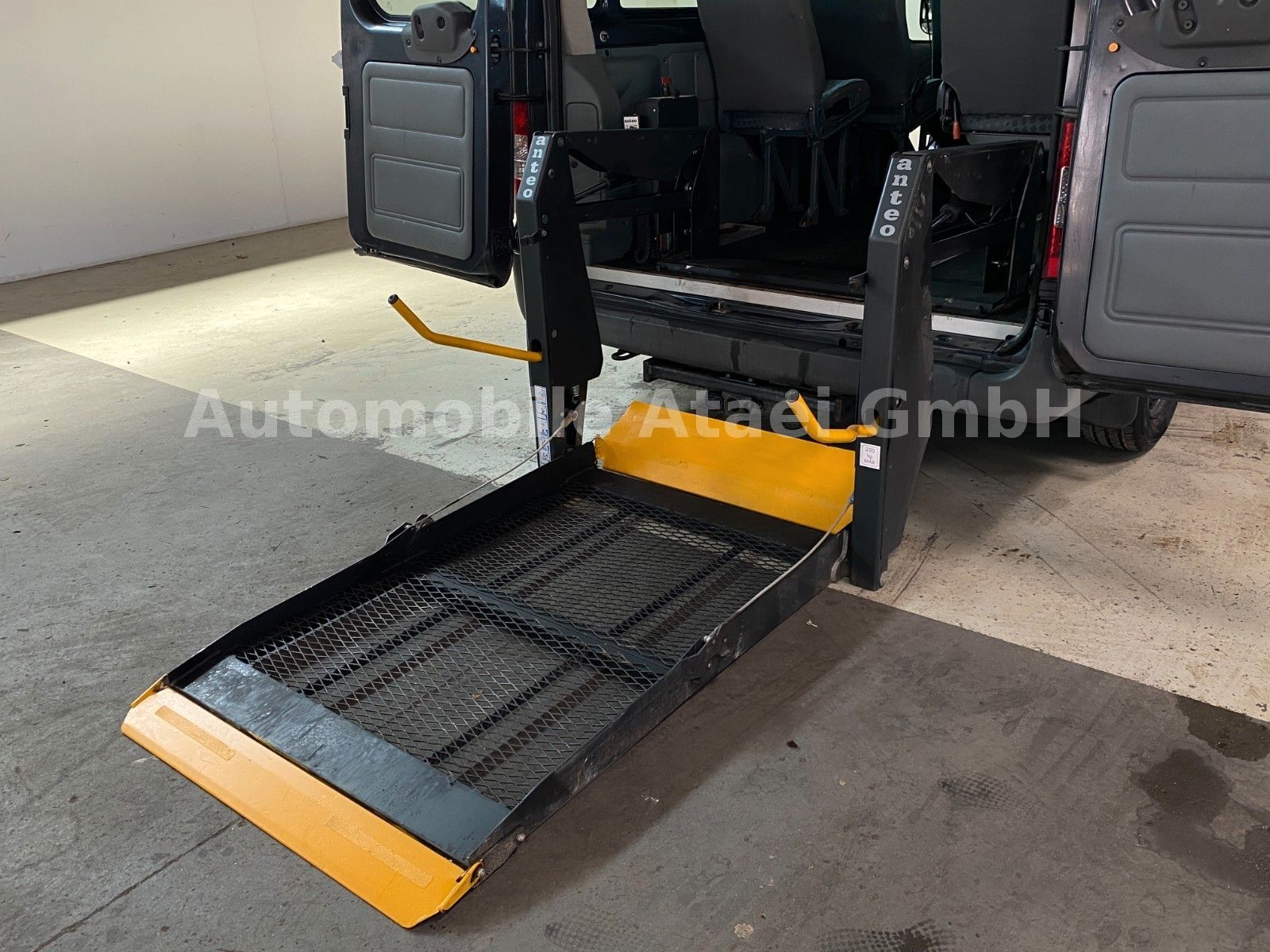 Fahrzeugabbildung Ford Transit Kombi 300 *Rollstuhl-Lift* STANDHZG.2534