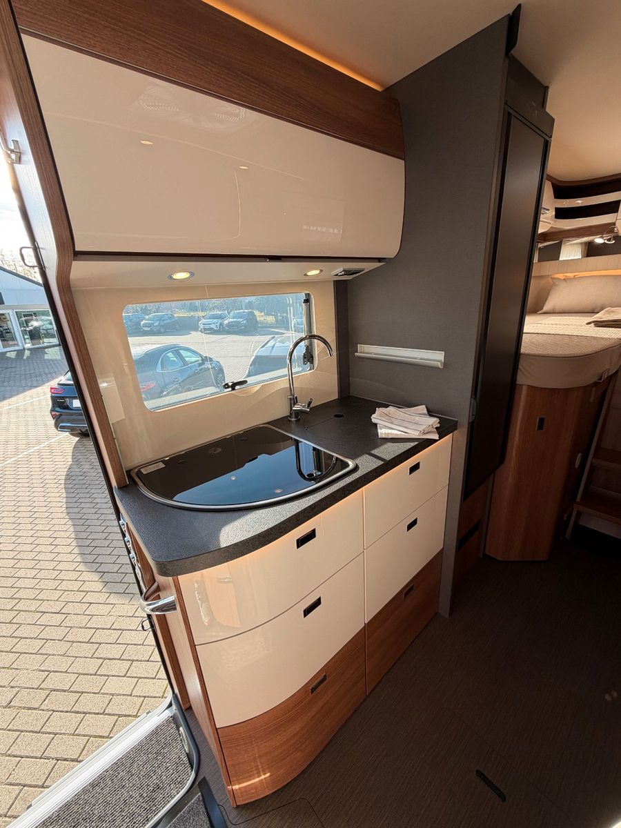 Fahrzeugabbildung Carthago C2-tourer I 143 KB-LE comfort Mercedes