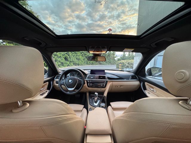 BMW 320i Touring Auto -
