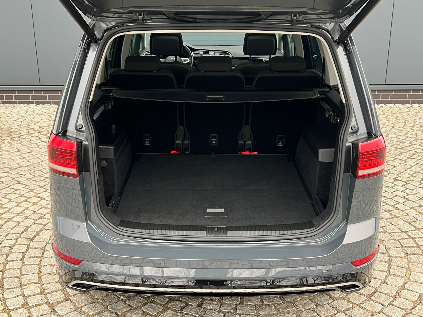 Fahrzeugabbildung Volkswagen Touran Highline 1.5 TSI *R-Line, AHK, Pano, Stan