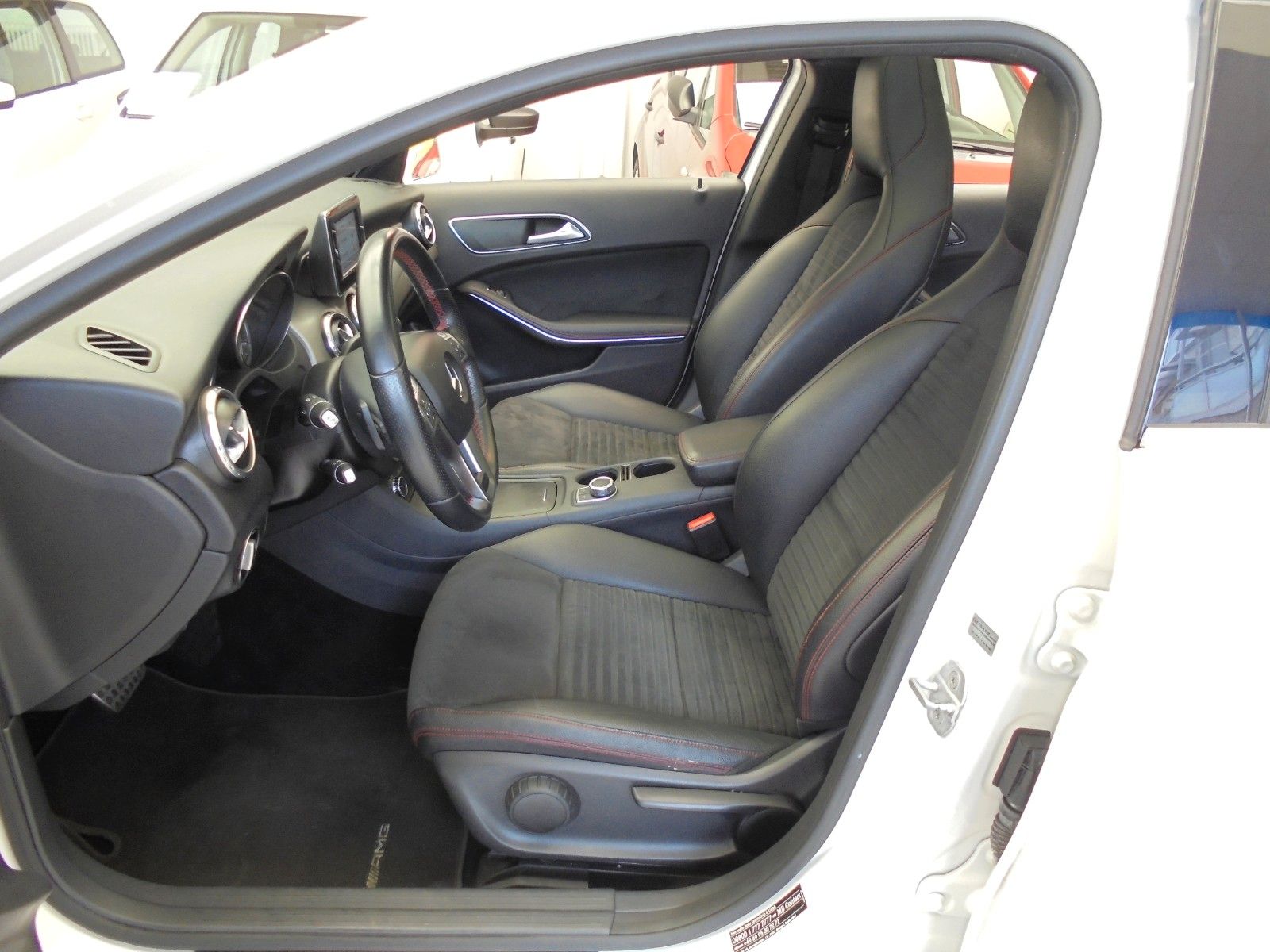 Fahrzeugabbildung Mercedes-Benz GLA 200 Aut./AMG Line/Panorama/Navi/