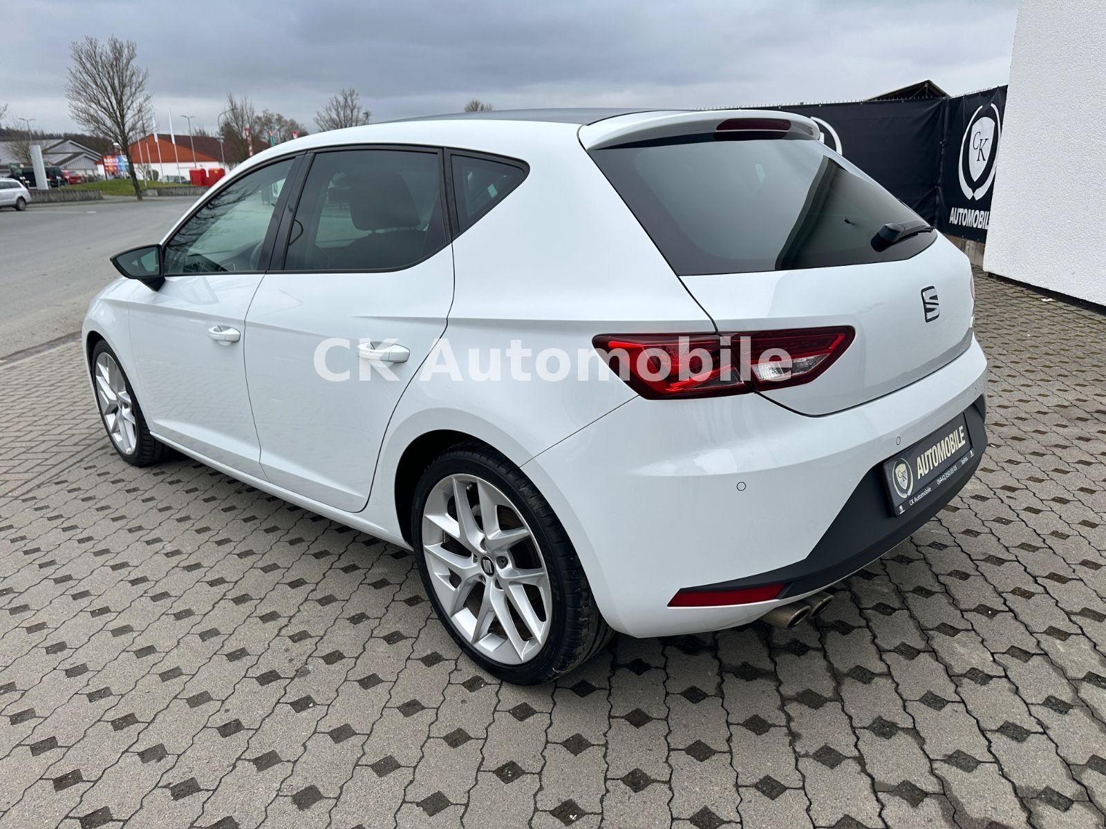 Fahrzeugabbildung SEAT Leon FR 2.0 TDI/Navi/LED/Alcantara/SHZ/PDC