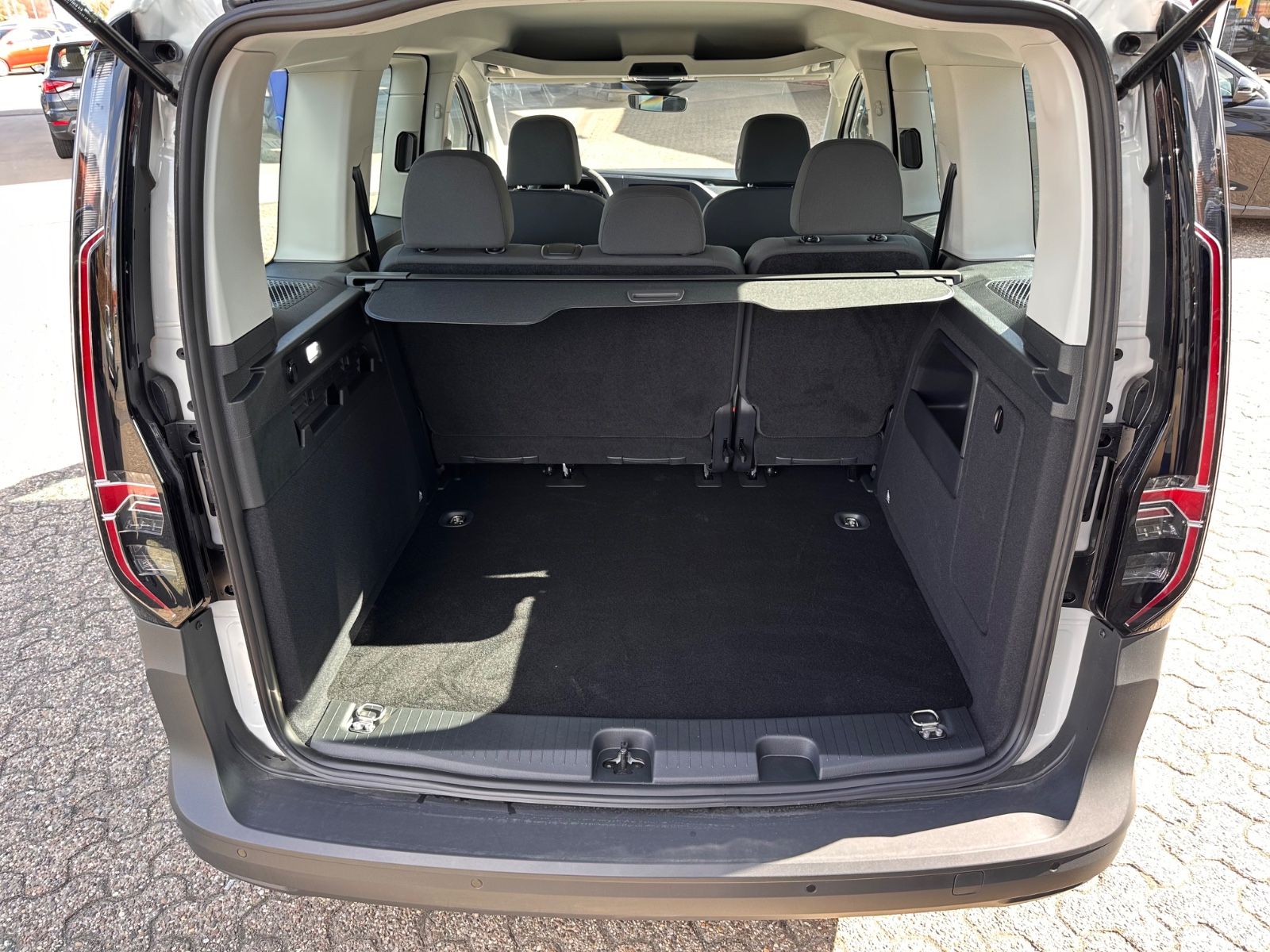 Fahrzeugabbildung Volkswagen Caddy Kombi 2.0 TDI APP/ACC/LED/PDC/TOTW/VIRT