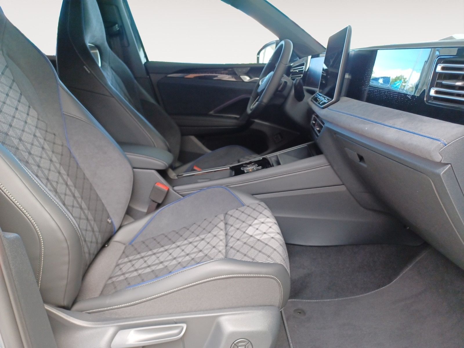 Fahrzeugabbildung Volkswagen Tiguan 1.5 eHybrid DSG R-Line AHZV, Matrix LED