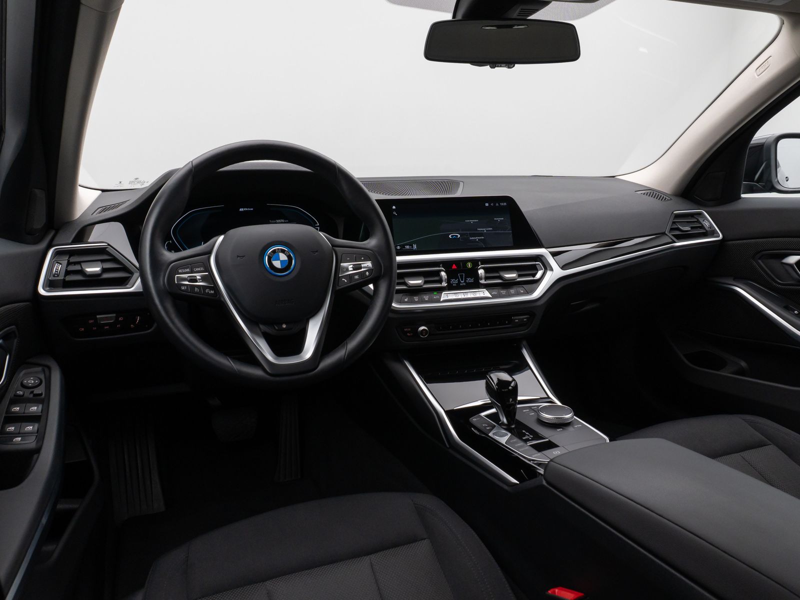 Fahrzeugabbildung BMW 320e Kamera DAB HiFi Lenkradheizung Alarm Parkas