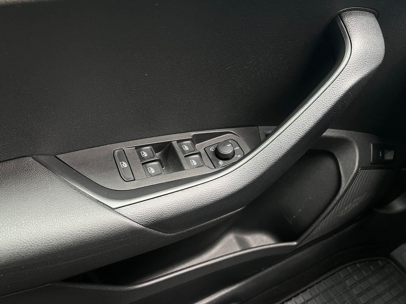 Fahrzeugabbildung SKODA Karoq Style 1.5 TSI DSG *AHK, LED, SmartLink, Ka