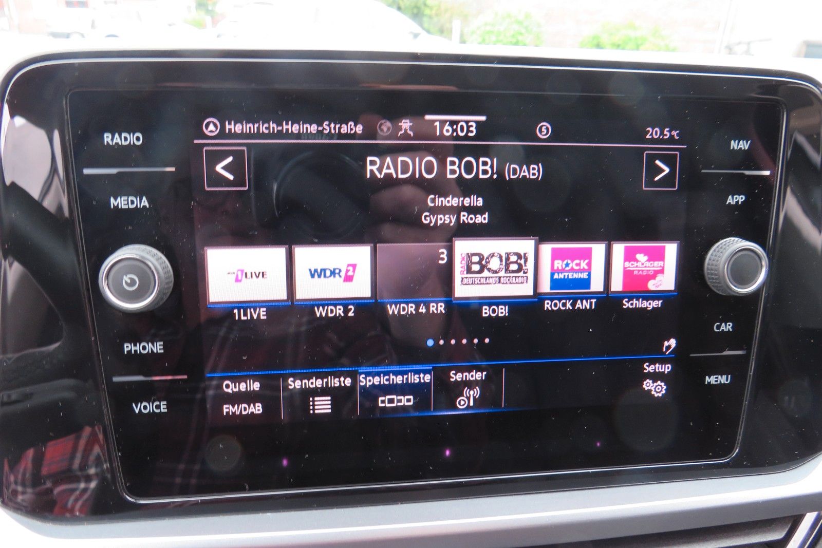 Fahrzeugabbildung Volkswagen T-Roc Life NAVI ACC SITZH. LED APP-CON. 1.H