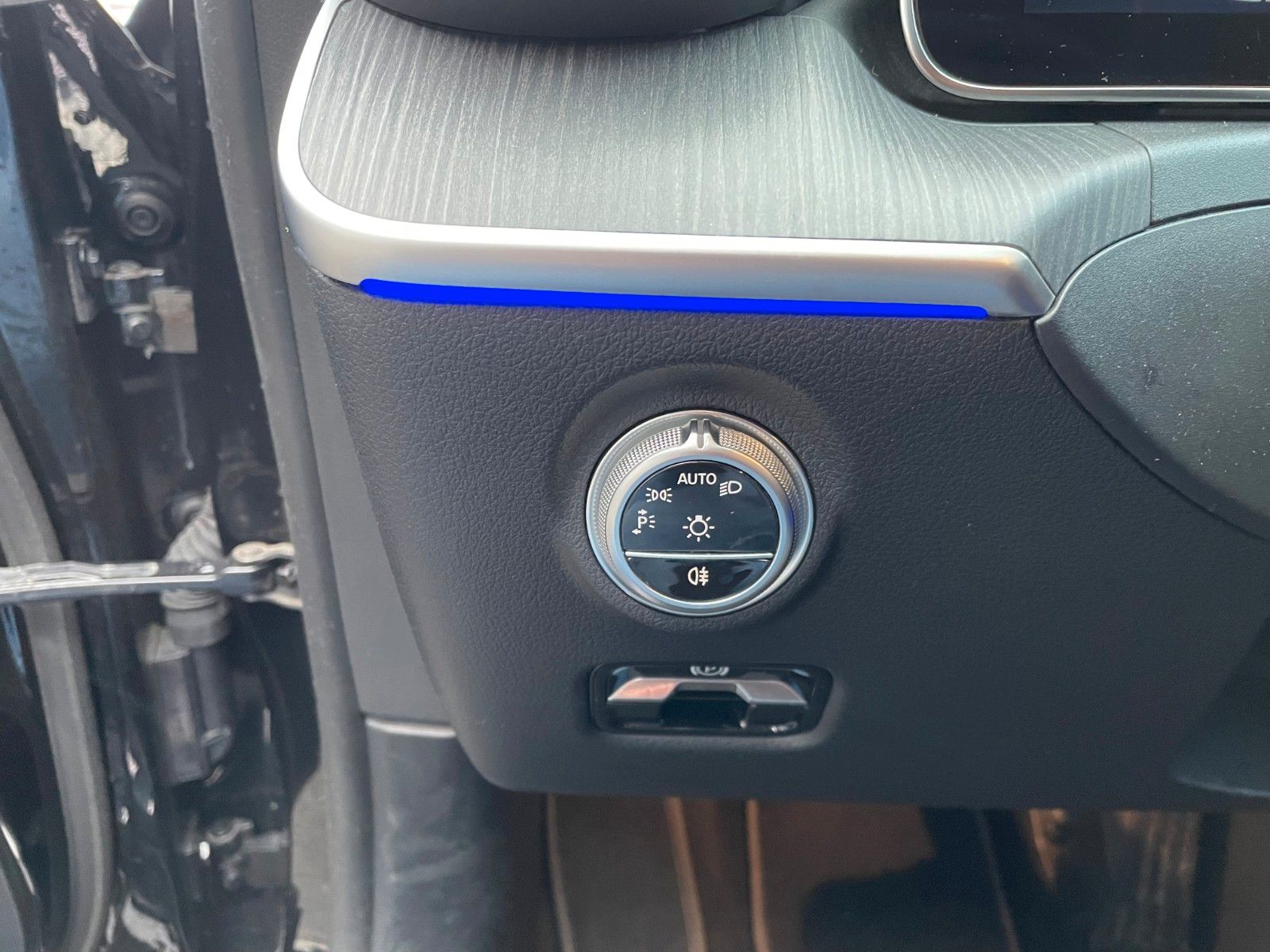 Fahrzeugabbildung Mercedes-Benz C 220 d T AVANTGARDE AHK+HUD+360°+STDH+DISTR