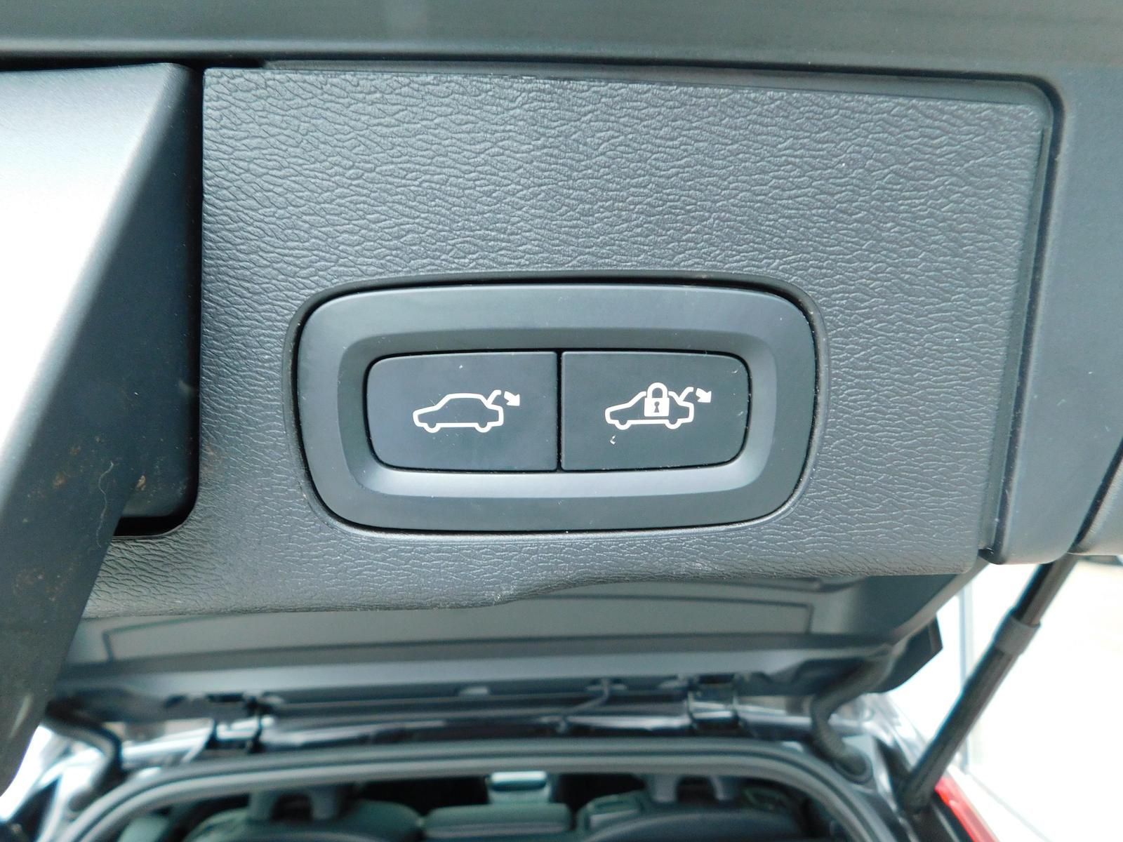 Fahrzeugabbildung Volvo XC60 B4D AWD Plus Dark "Panoramadach"