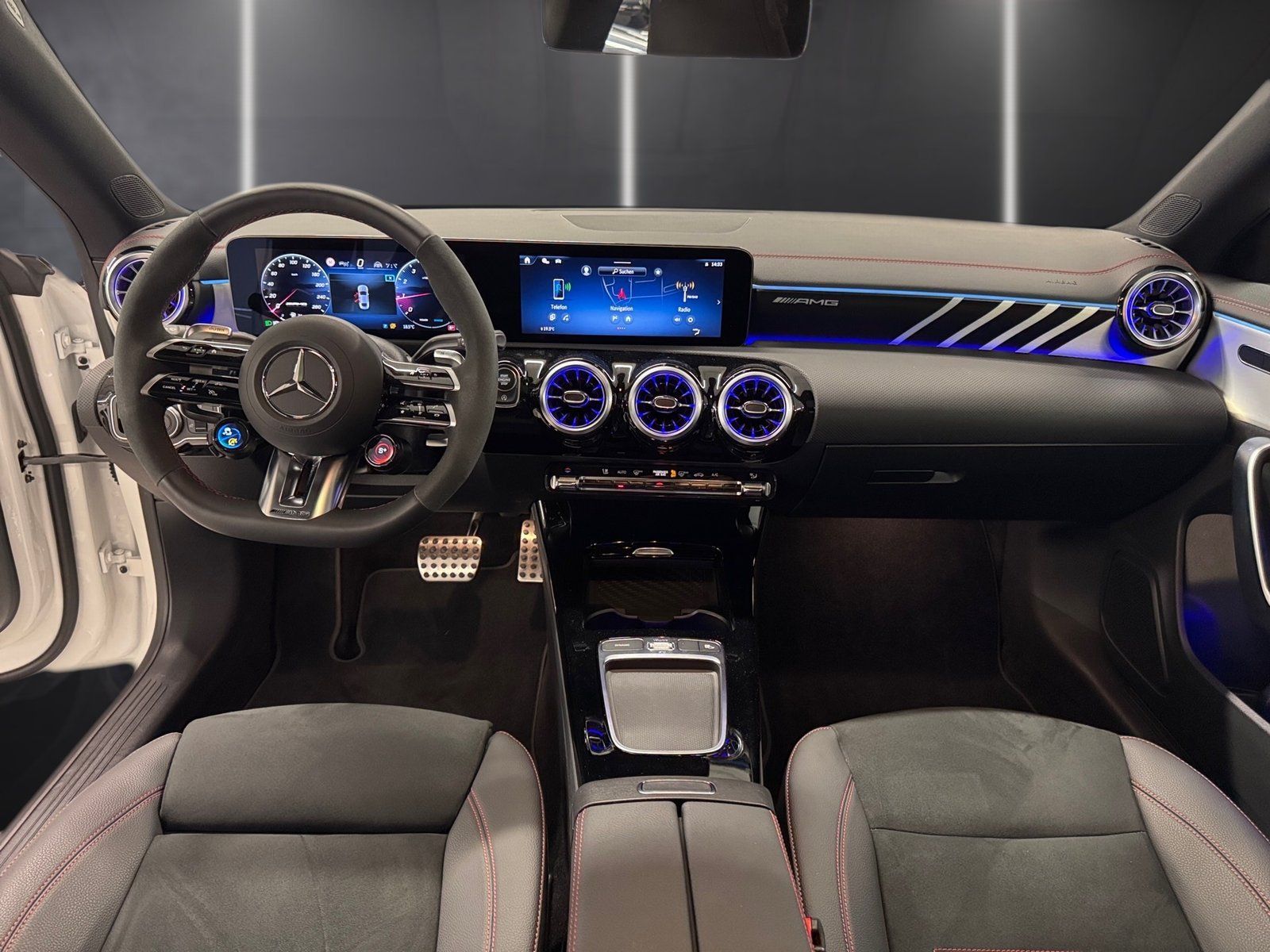 Fahrzeugabbildung Mercedes-Benz CLA 35 4M AMG*Pano*Aero*Distr*Mbeam*19"*360*Nght