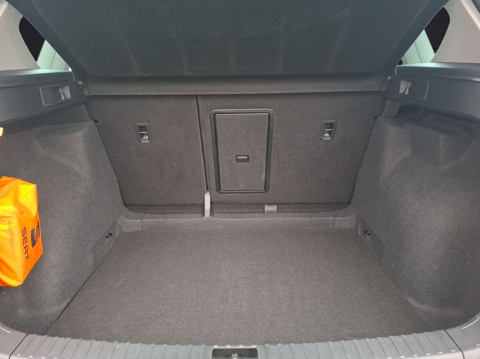 Fahrzeugabbildung SEAT Ateca TSI Style DSG LED Navi AID ACC Park-Assist