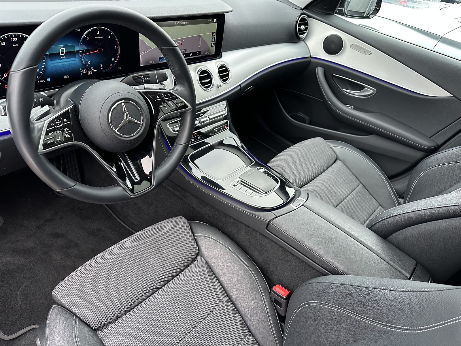 Fahrzeugabbildung Mercedes-Benz E 220d T Avantgarde NAV+LED+AHK+PANO+WIDESCREEN