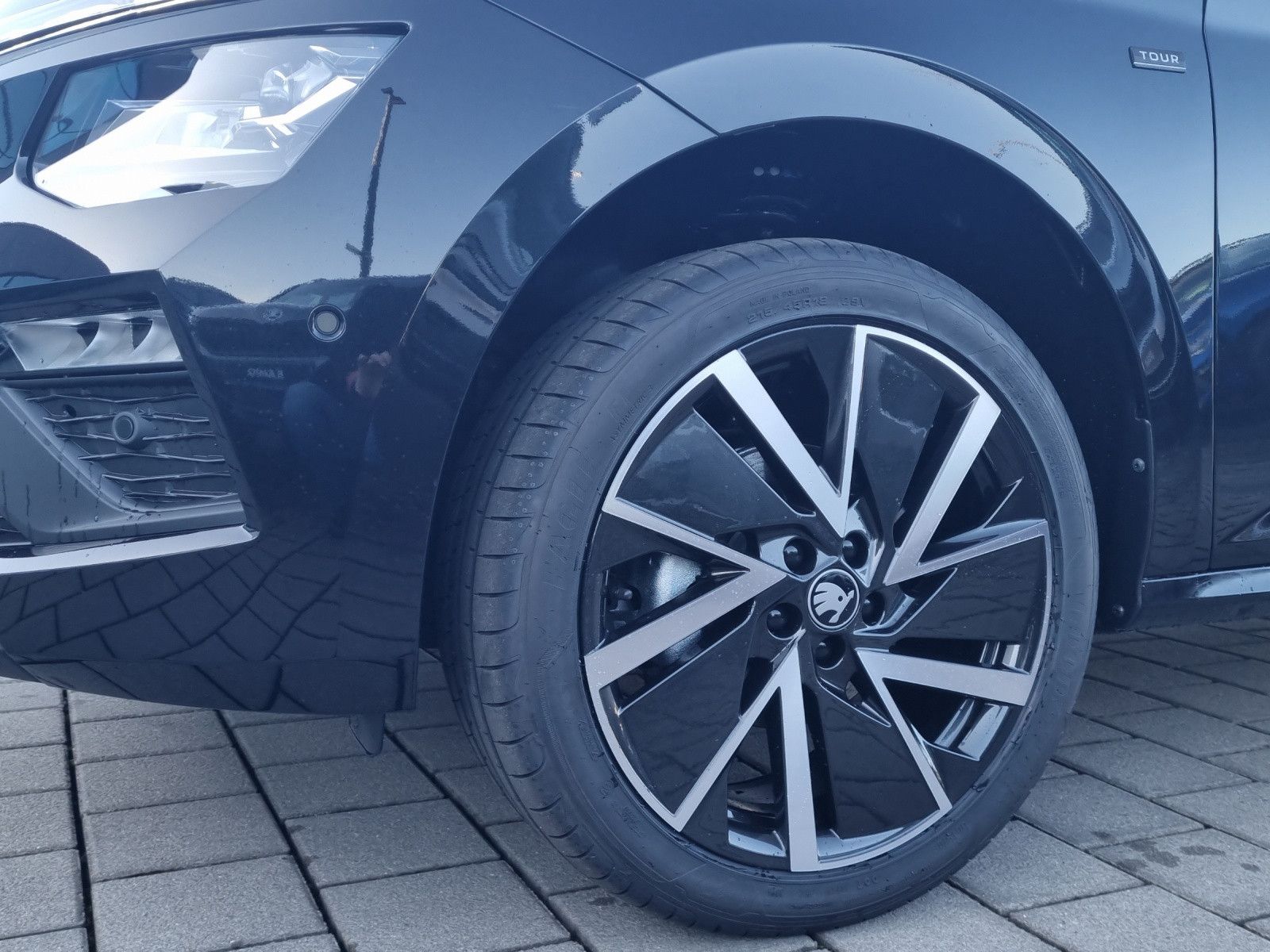 Fahrzeugabbildung SKODA Kamiq Tour 1,5 TSI DSG AHK 18" Fahrassi Info.