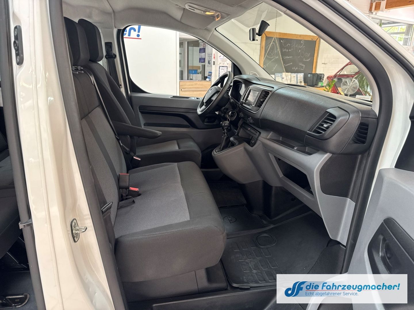 Fahrzeugabbildung Opel Vivaro Kombi L 1.5 D EU6d Apple CarPlay Android