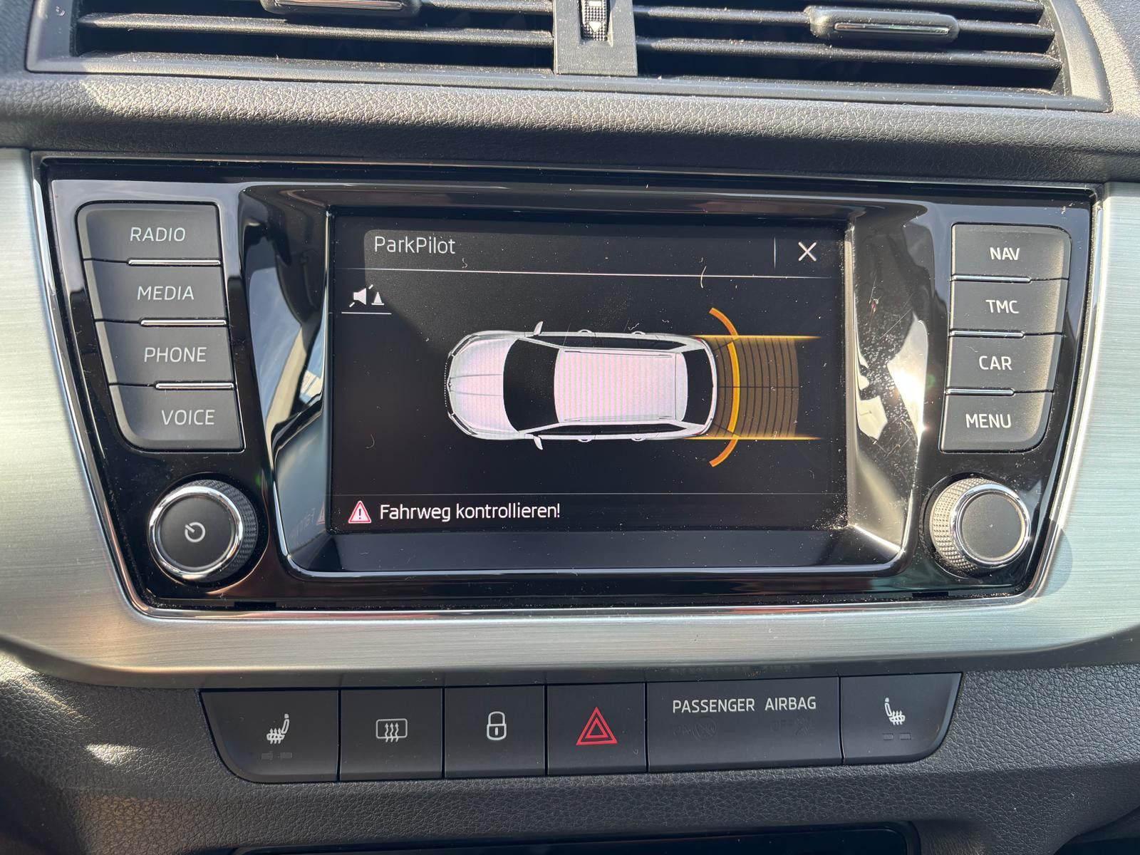 Fahrzeugabbildung SKODA Fabia Combi DSG BUSINESS-NAV-PDC-SHZ-APPS-TEMP