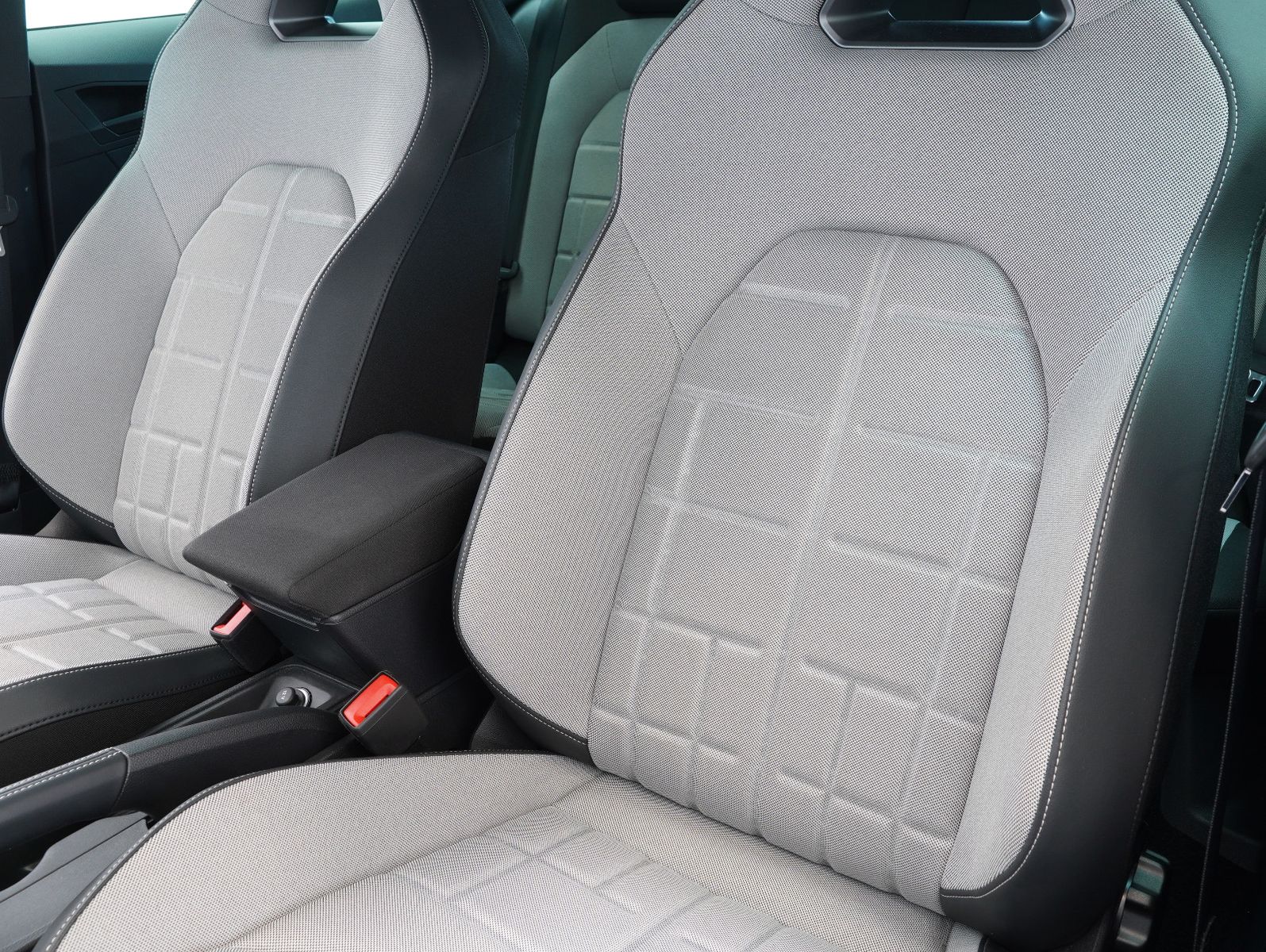 Fahrzeugabbildung SEAT Arona 1.5 TSI 110 kW FR Black Edition