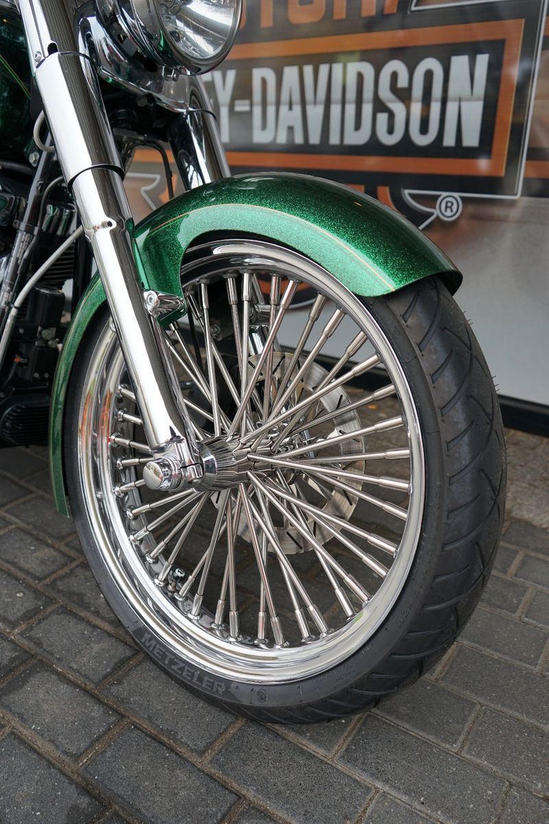 Fahrzeugabbildung Harley-Davidson Softail Deluxe im Chicano Style