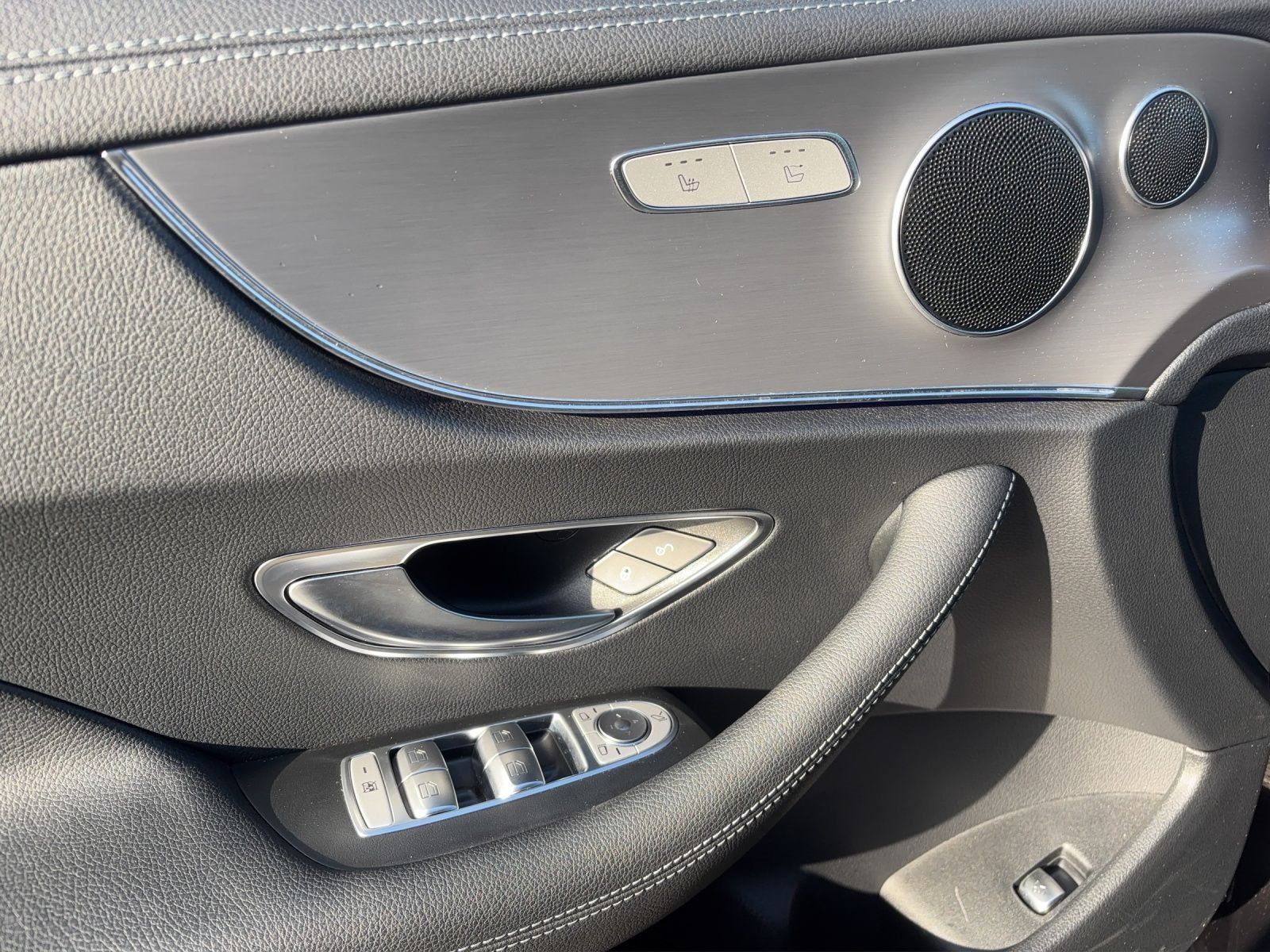 Fahrzeugabbildung Mercedes-Benz E300d 4M Cabrio AMG Night Edition Busin AIRSCARF