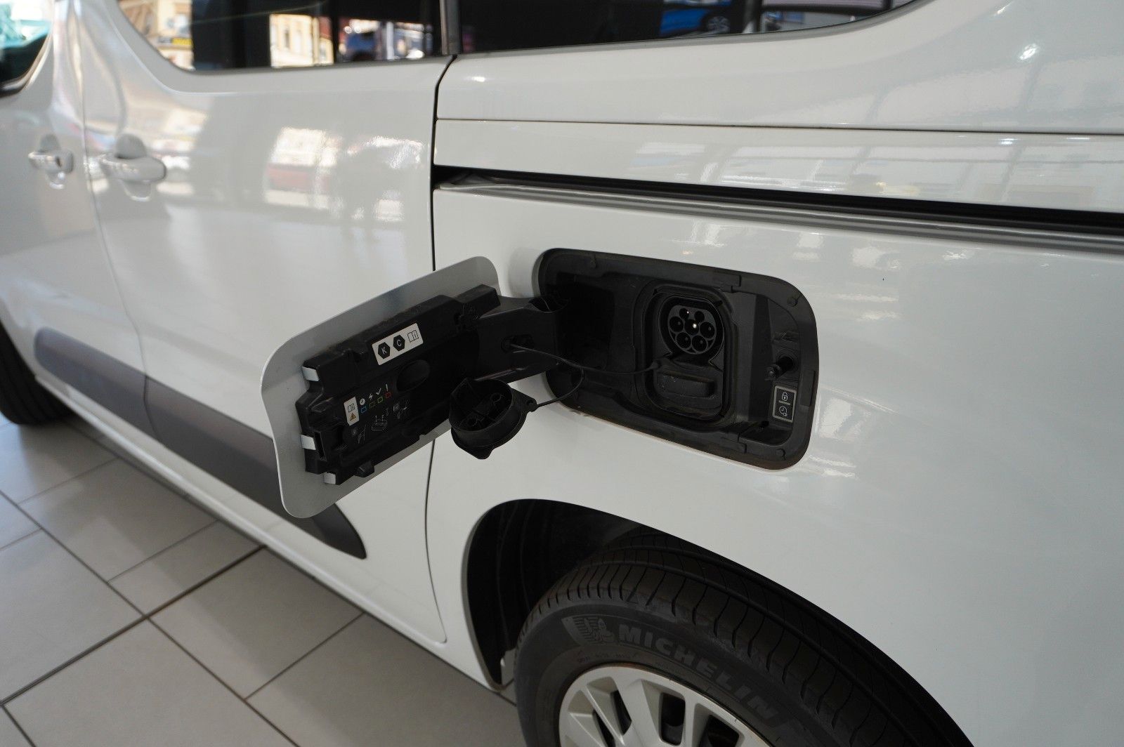 Fahrzeugabbildung Opel Combo-e LIFE EDITION 11KW KLIMA/PDC/TEMP./DAB+
