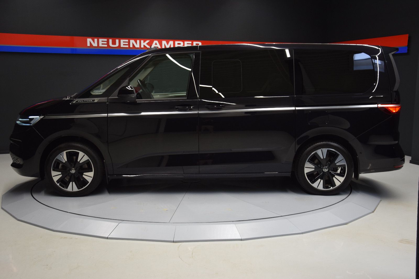 Fahrzeugabbildung Volkswagen T7 Multivan Pano ACC AHK DCC HK HuD 3-Zonen