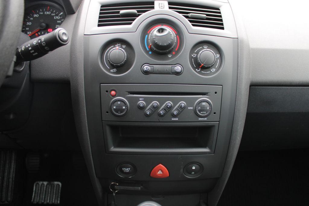 Renault Megane 2009 — photo 22