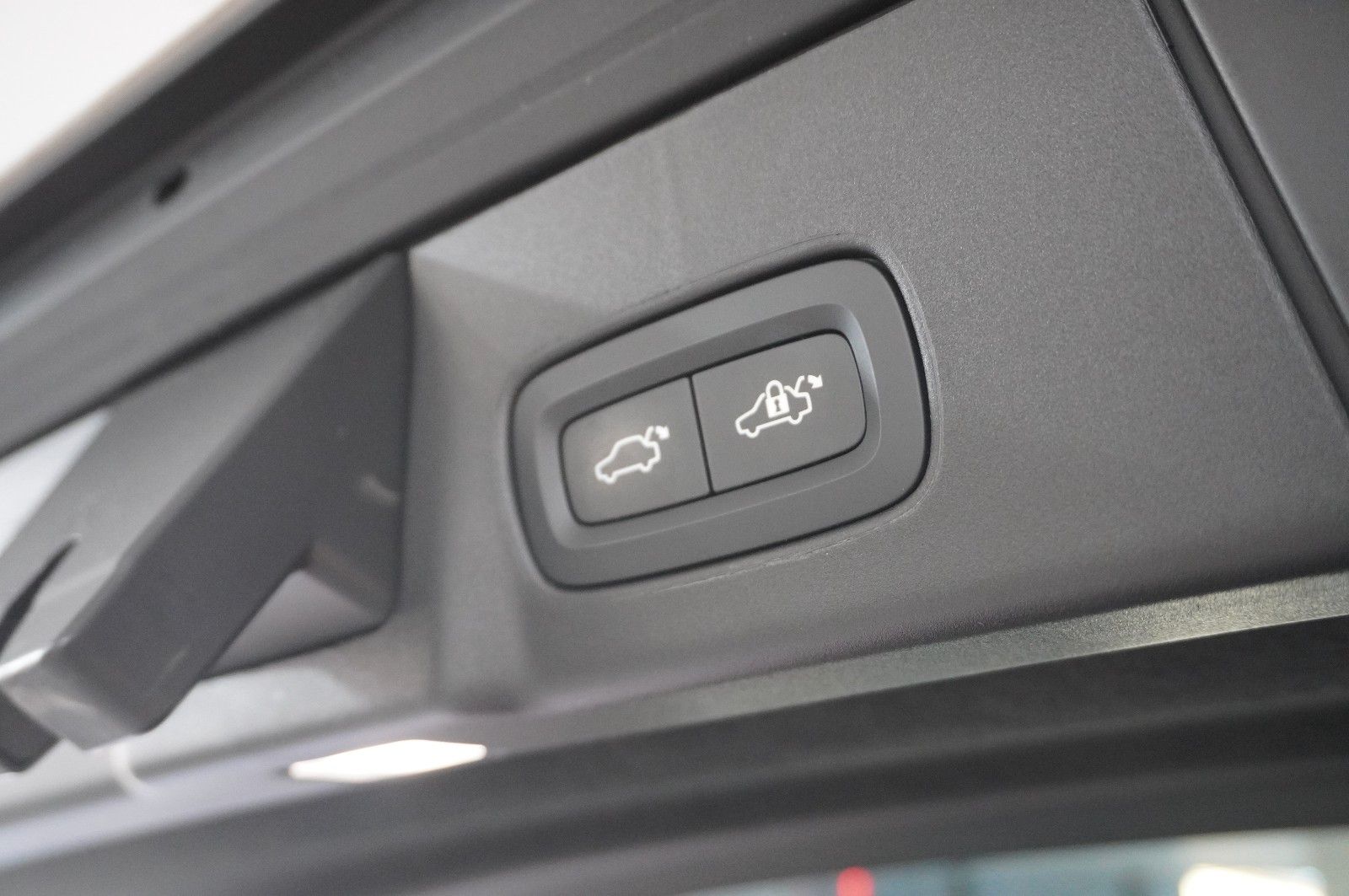 Fahrzeugabbildung Volvo V90 Kombi B4 PLUS DARK NAVI/LED/KAMERA/PANO./H&K