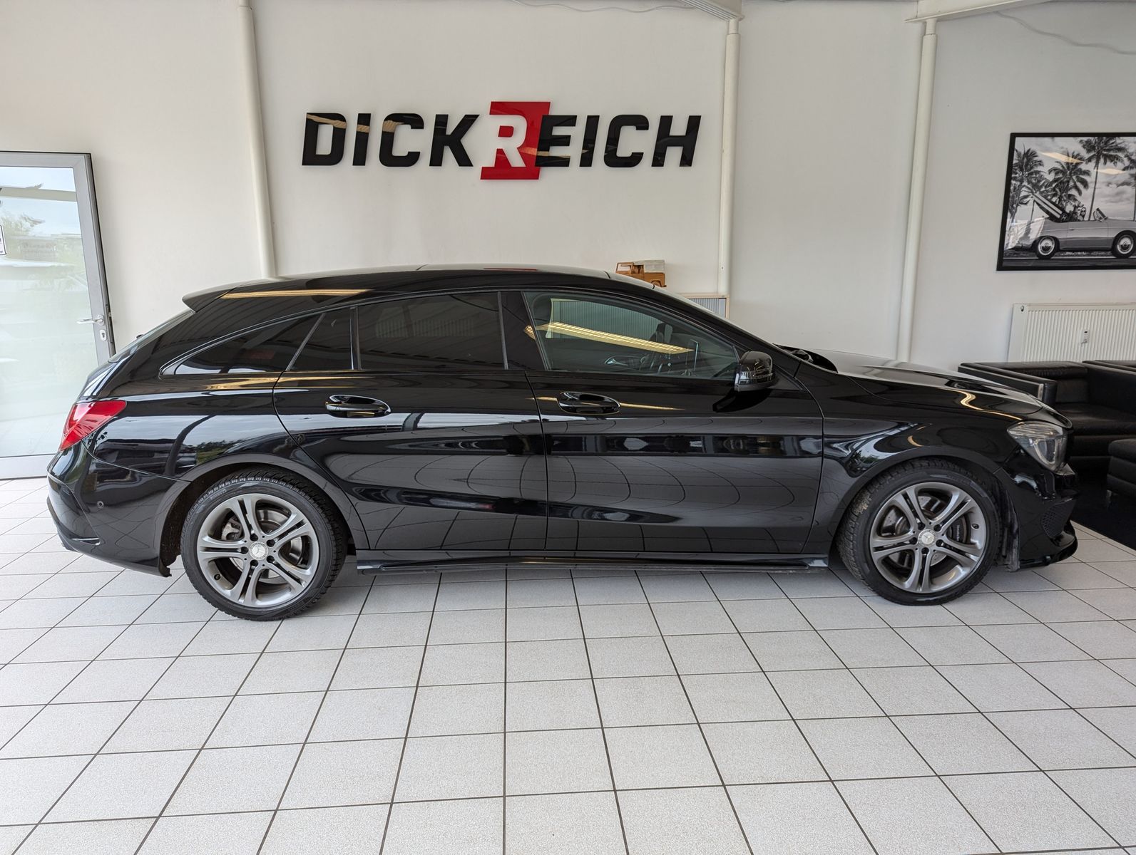 MERCEDES-BENZ CLA 220 Shooting Brake AMG Pano Bi-Xe Harman H/K - Image 8