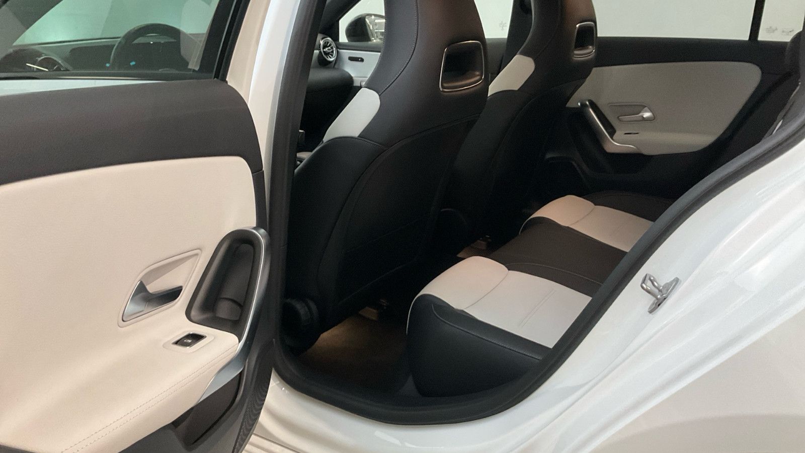 Fahrzeugabbildung Mercedes-Benz A 200d AMG LED BiColor-Leder AHK Ambi Nav Kamera