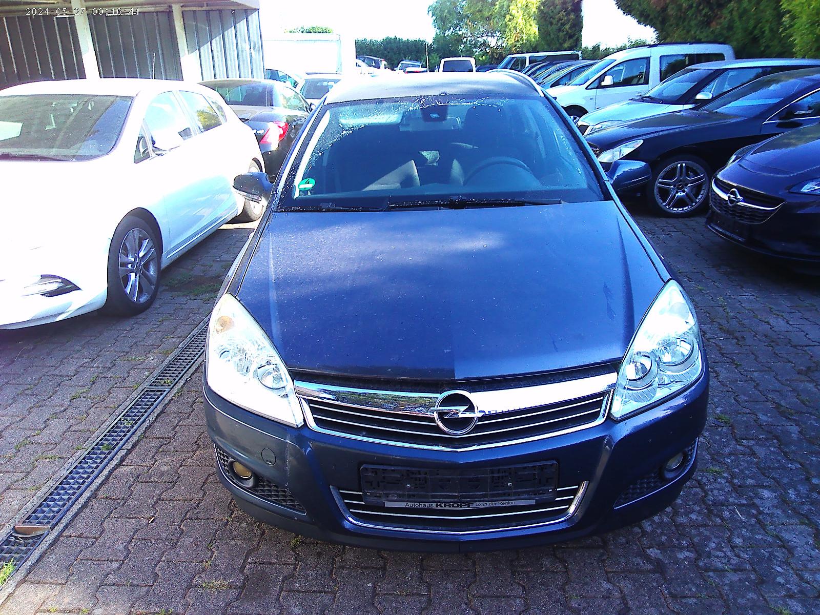 Opel Astra 2009 — rear view