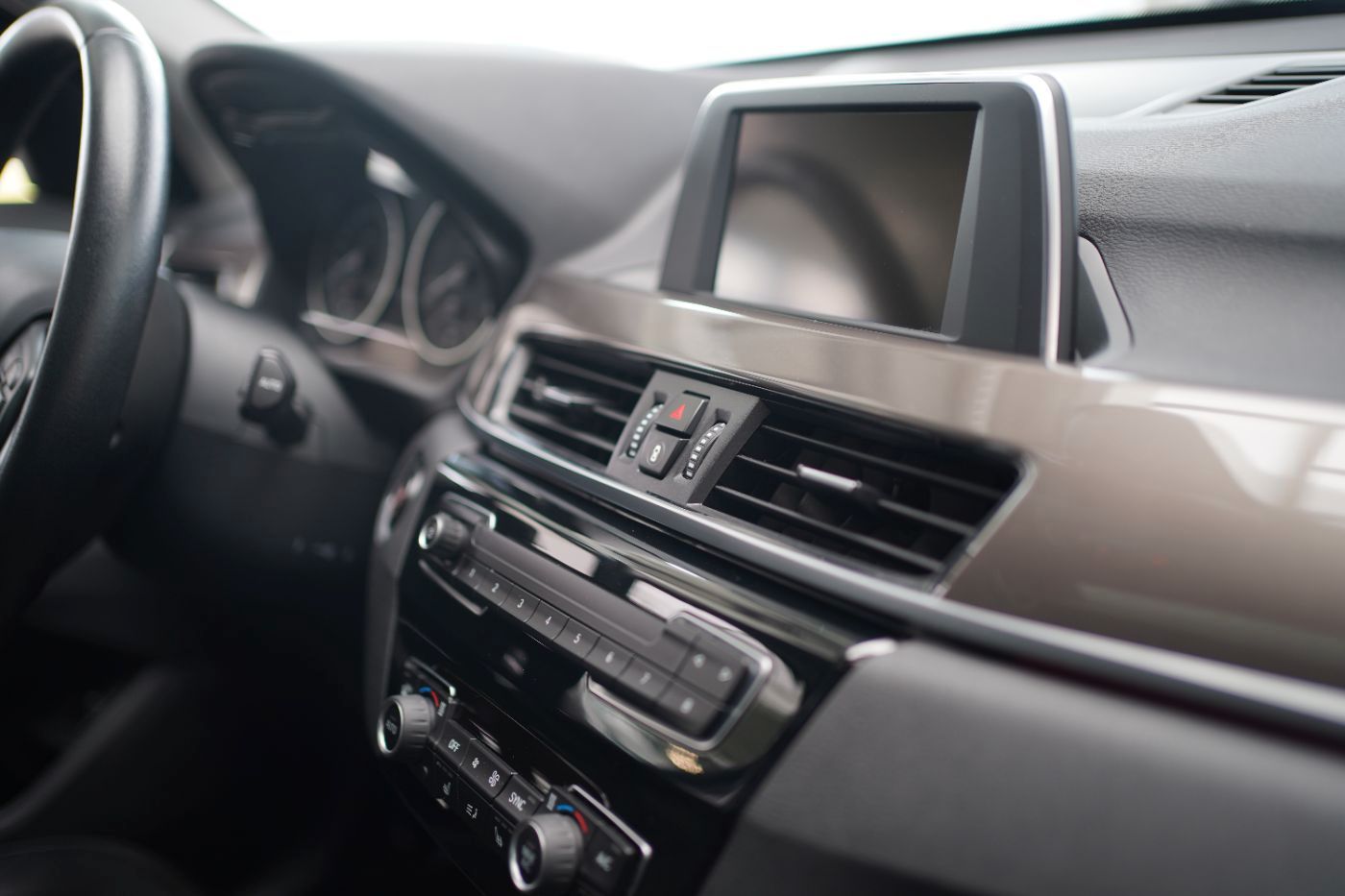 Fahrzeugabbildung BMW X1 18d xLine +Parkassistent+Glasdach+AHK+LED+