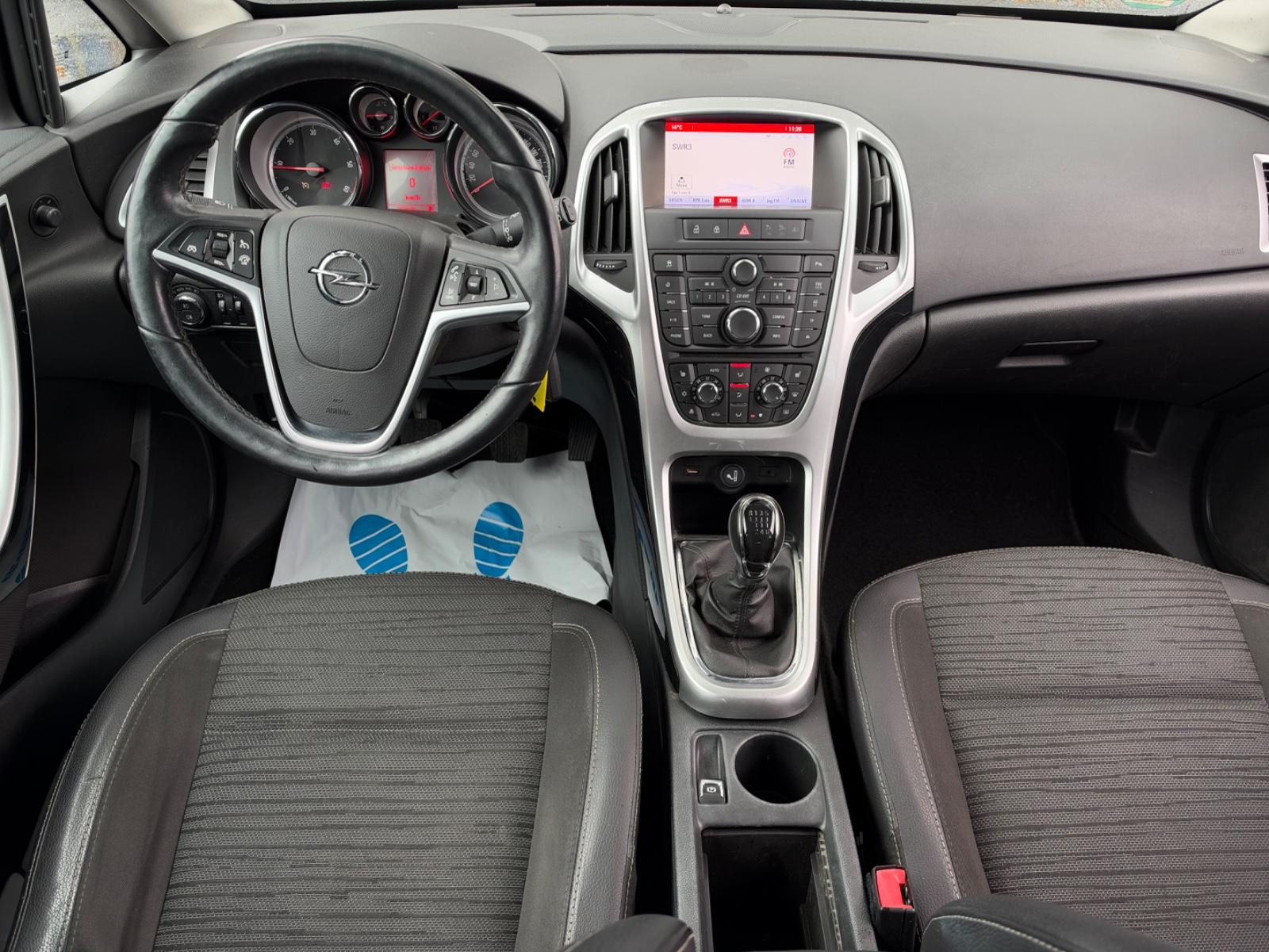Opel Astra 2014 — фото 10