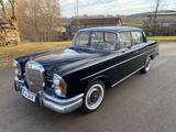 Mercedes-Benz 220 - Mercedes-Benz 220 mit Benzin-Antrieb: Automatik