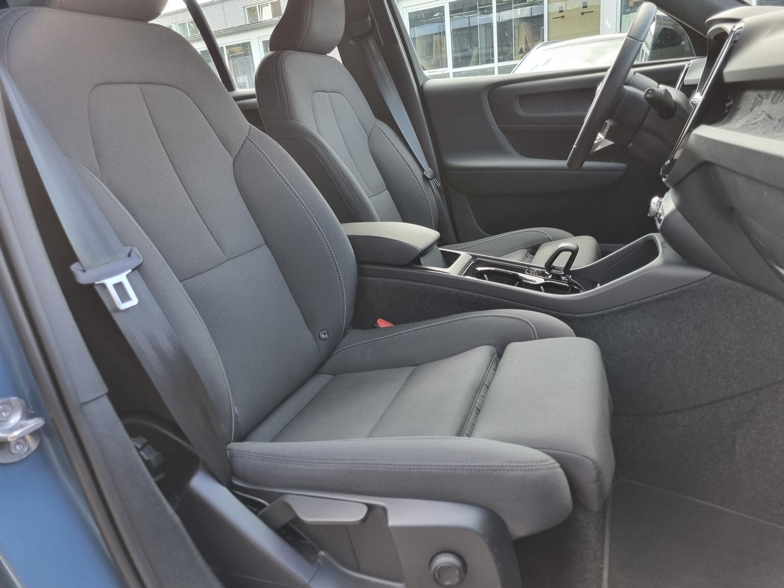 Fahrzeugabbildung Volvo XC40 Plus Recharge Pure Electric 2WD