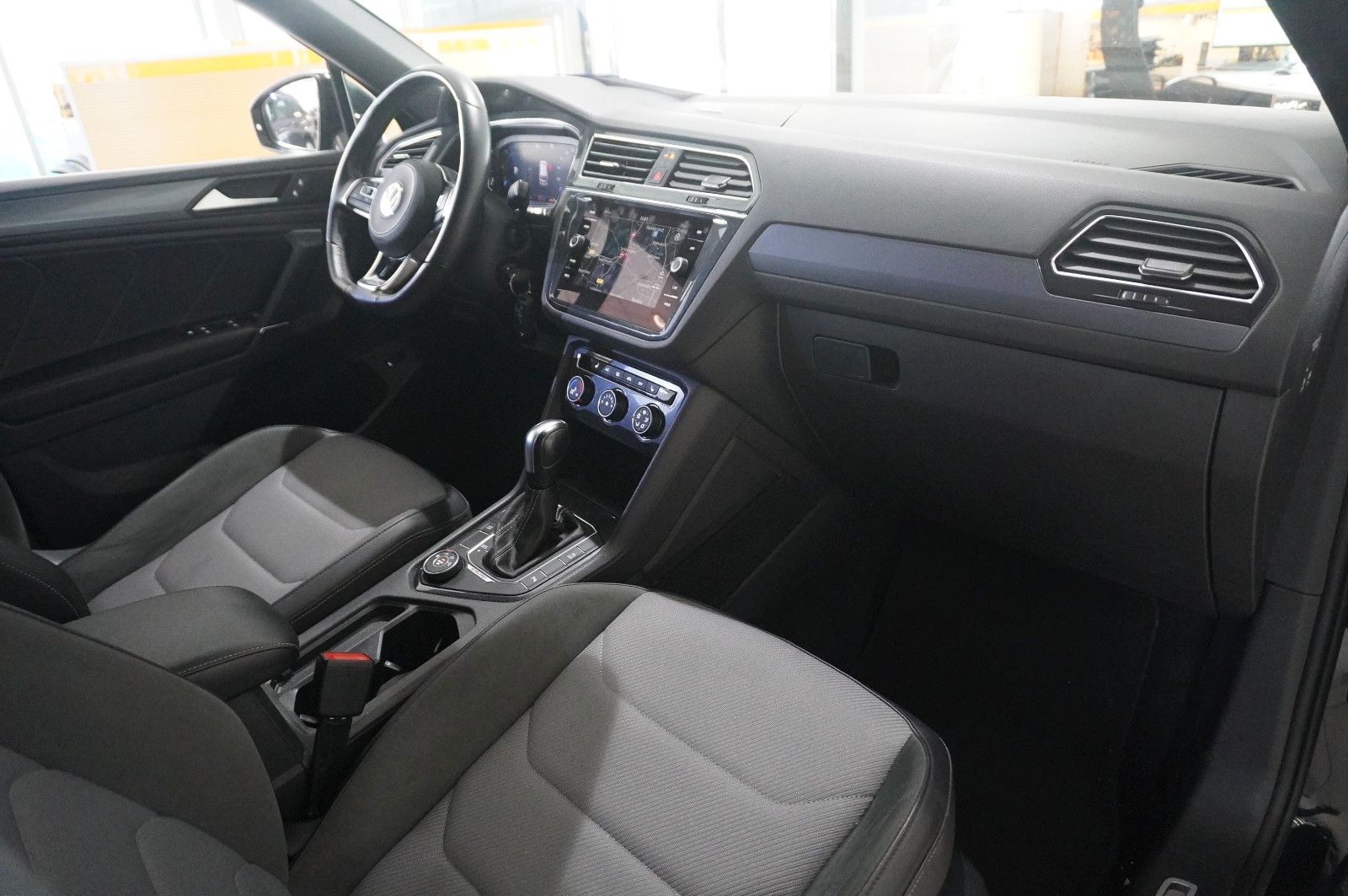 Fahrzeugabbildung Volkswagen Tiguan Allspace 2.0D R-LINE 4M NAVI/SH/SPORT/AHK