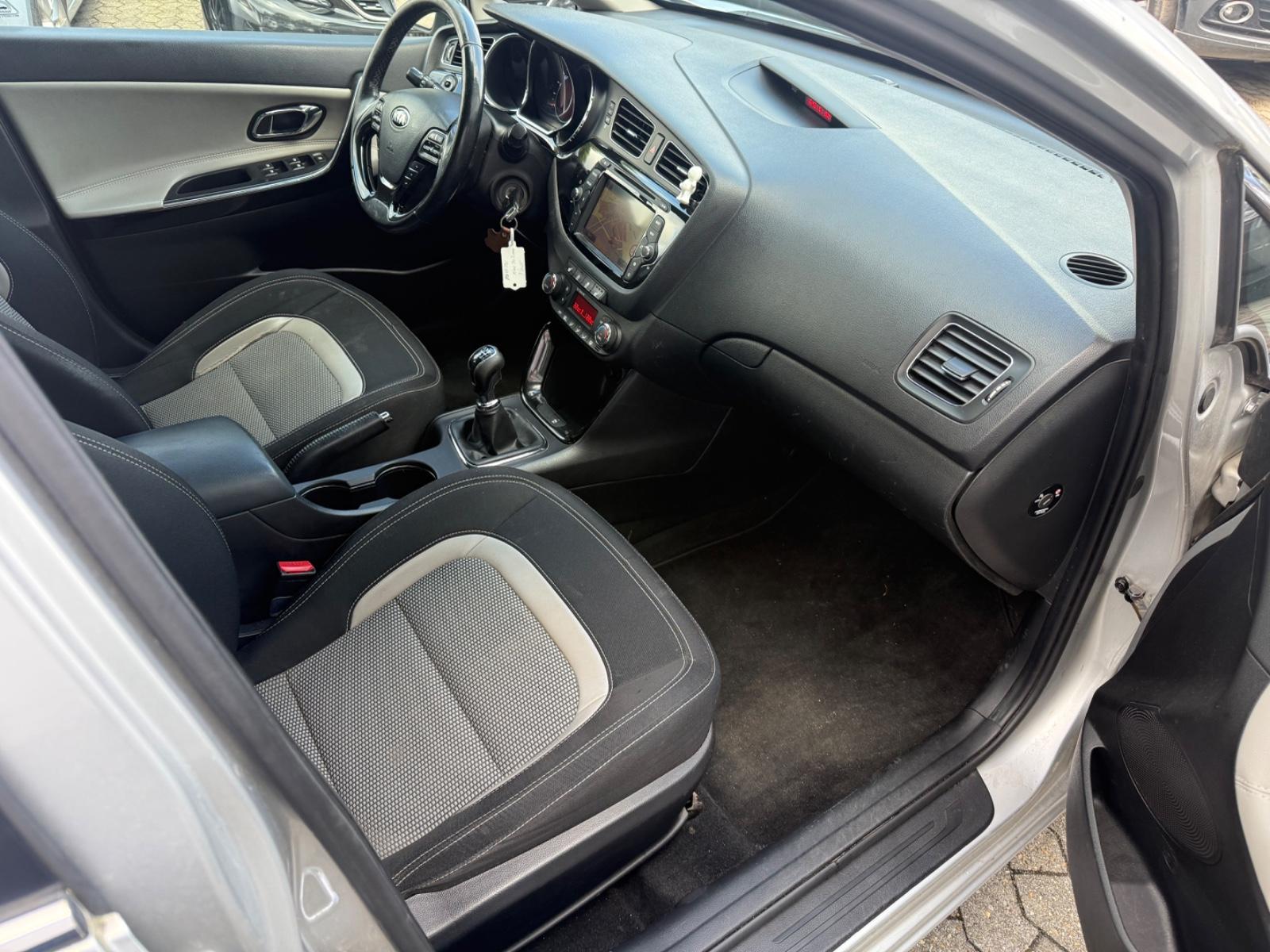 Kia cee'd 2015 — photo 17
