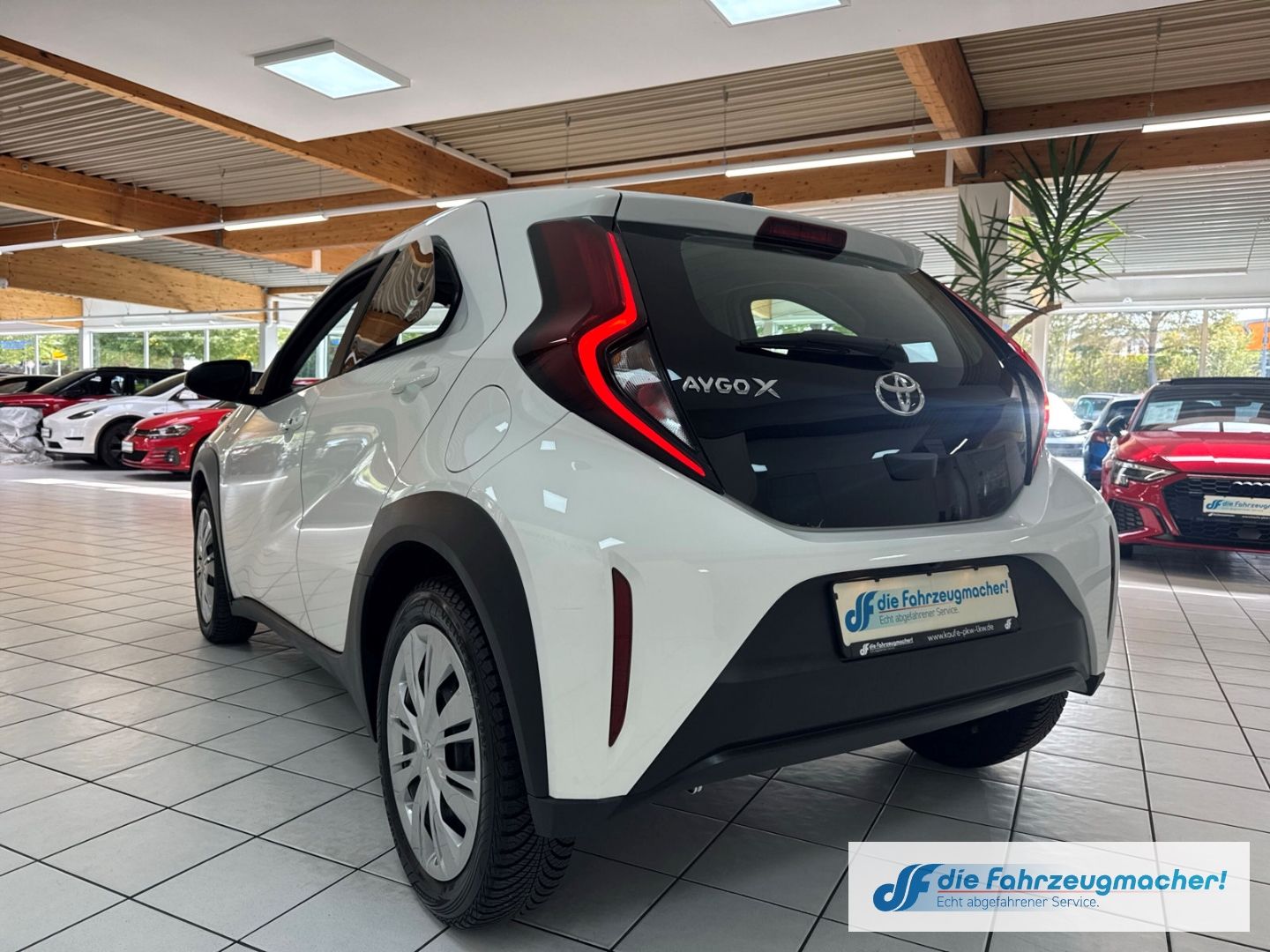 Fahrzeugabbildung Toyota Aygo X Play Apple CarPlay Android Auto Mehrzonen